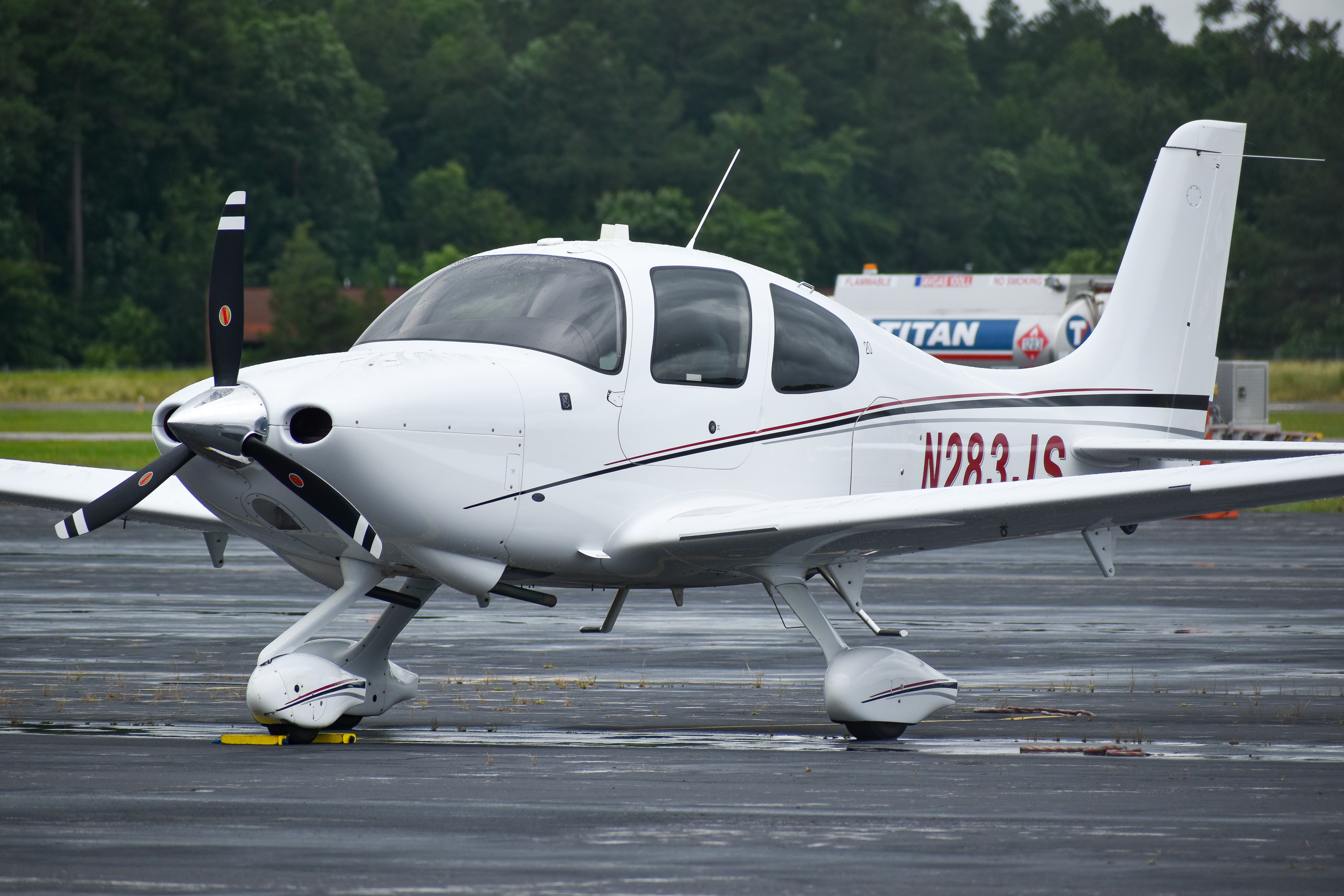 Full size: PRIVATE Cirrus SR-20 N283JS at 
