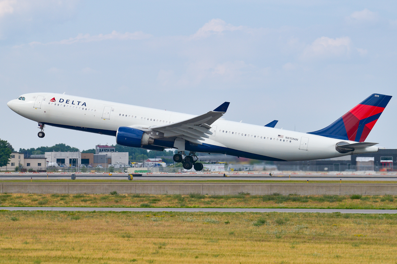 Full size: Delta Airlines Airbus A330-300 N815NW at Minneapolis-St Paul International/Wold-Chamberlain Airport
