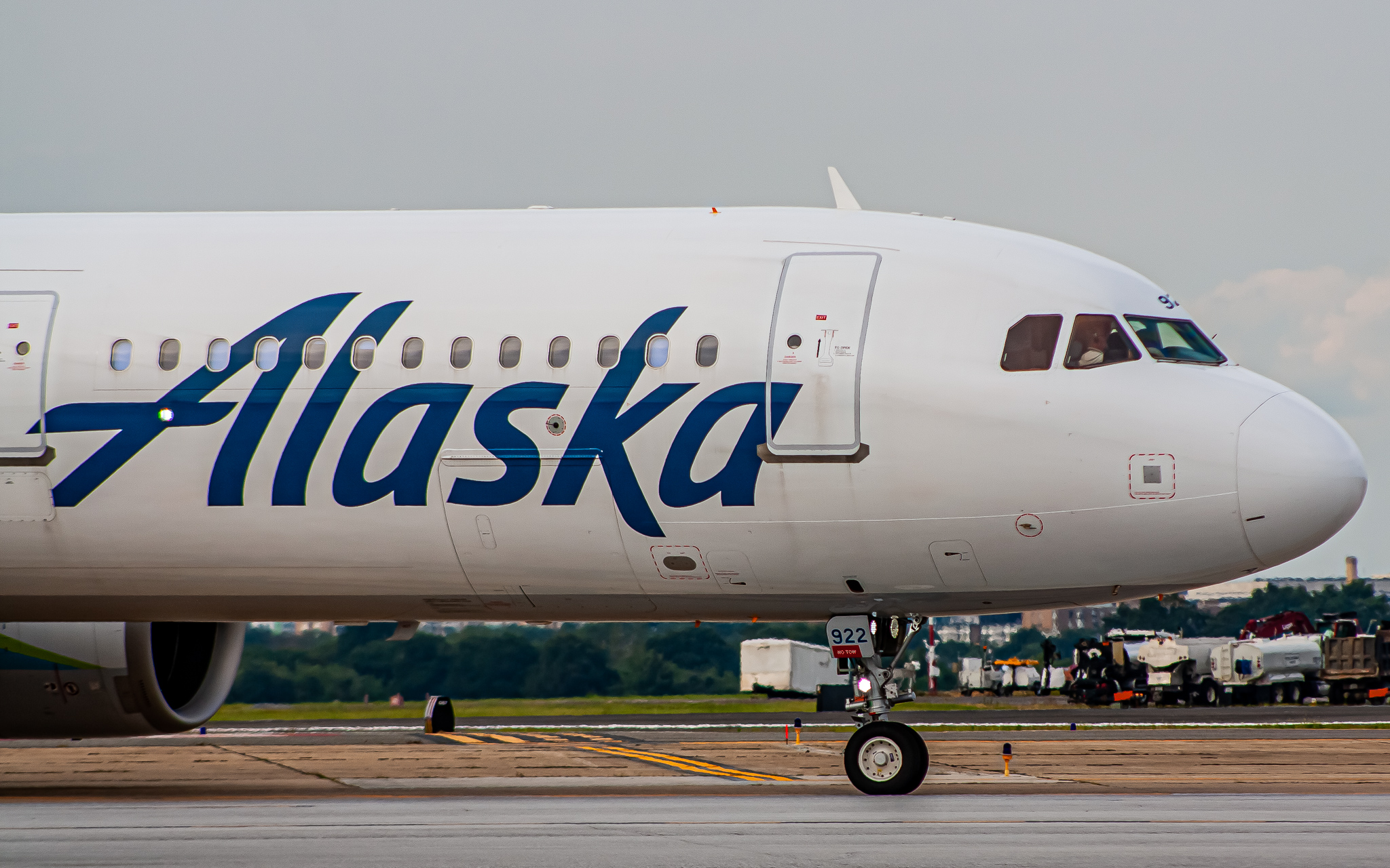 Full size: Alaska Airlines  Airbus A321NEO N922VA at Ronald Reagan National Airport