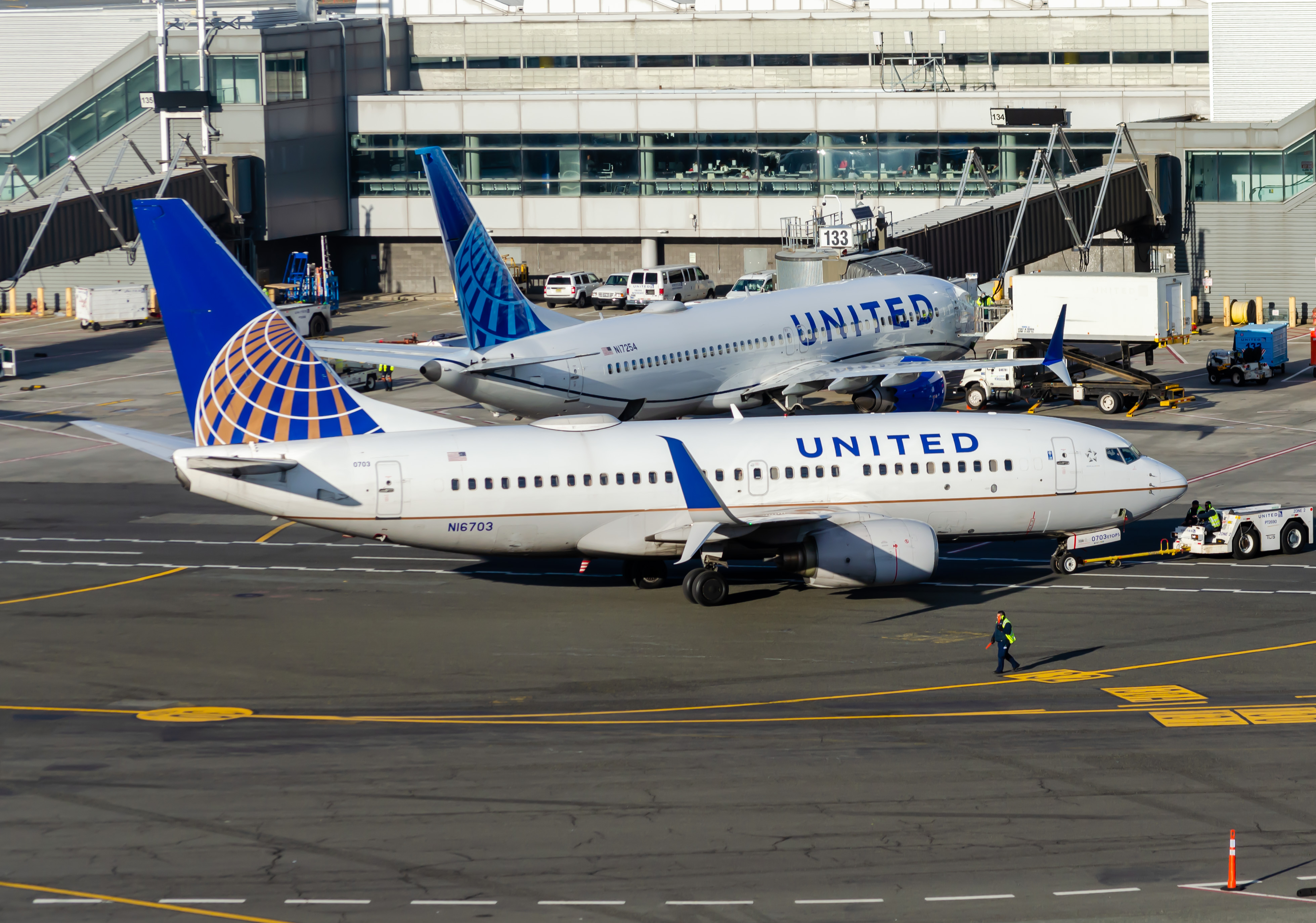 Full size: United Airlines Boeing 737-700ER N16703 at Newark Liberty International Airport