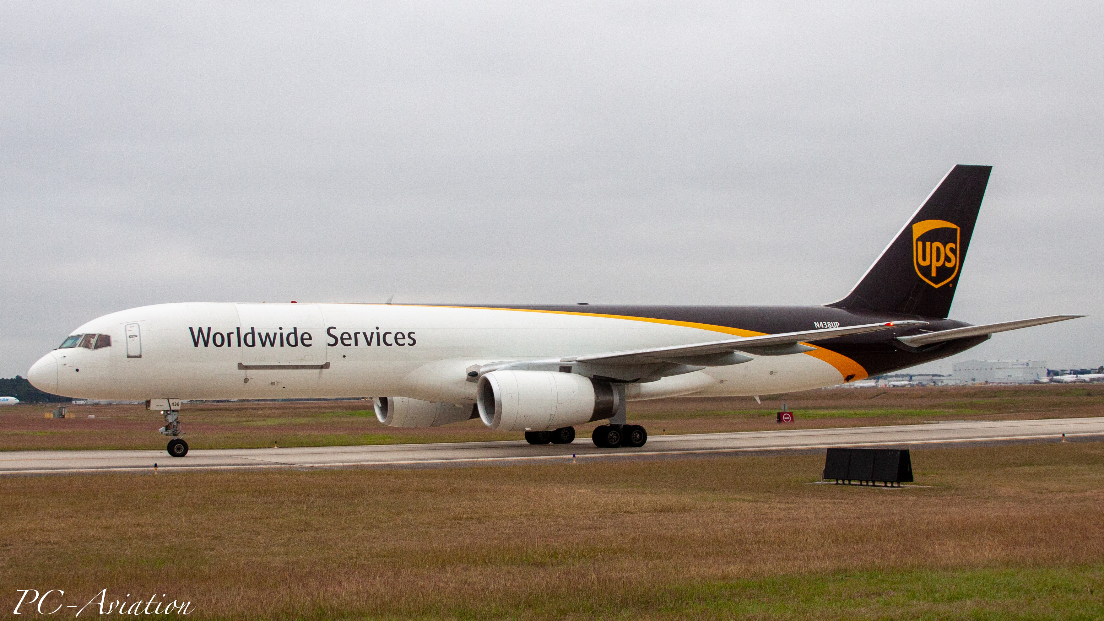 Full size: United Parcel Service Boeing 757-200 N438UP at Houston-George Bush Intercontinental Airport