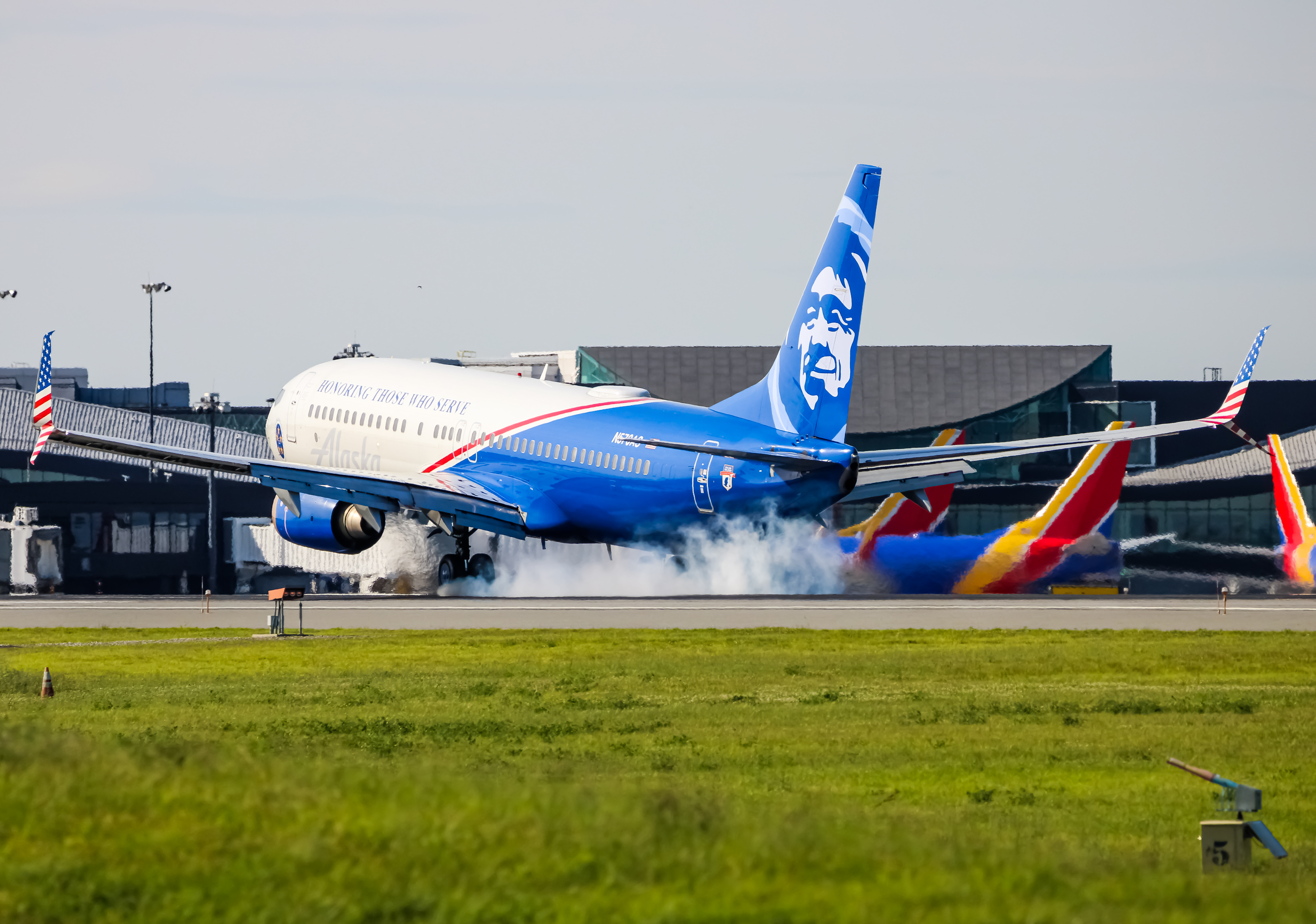 Full size: Alaska Airlines Boeing 737-800 N570AS at Baltimore/Washington International Thurgood Marshall Airport