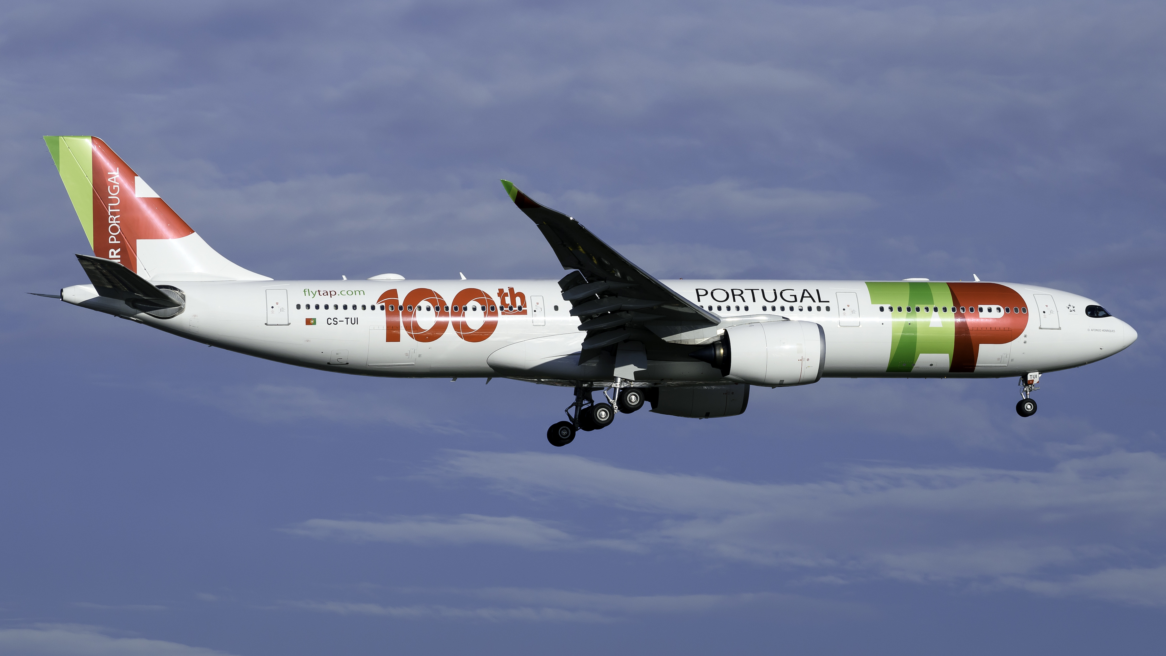 Full size: TAP Air Portugal Airbus A330-900 CS-TUI at Newark Liberty International Airport
