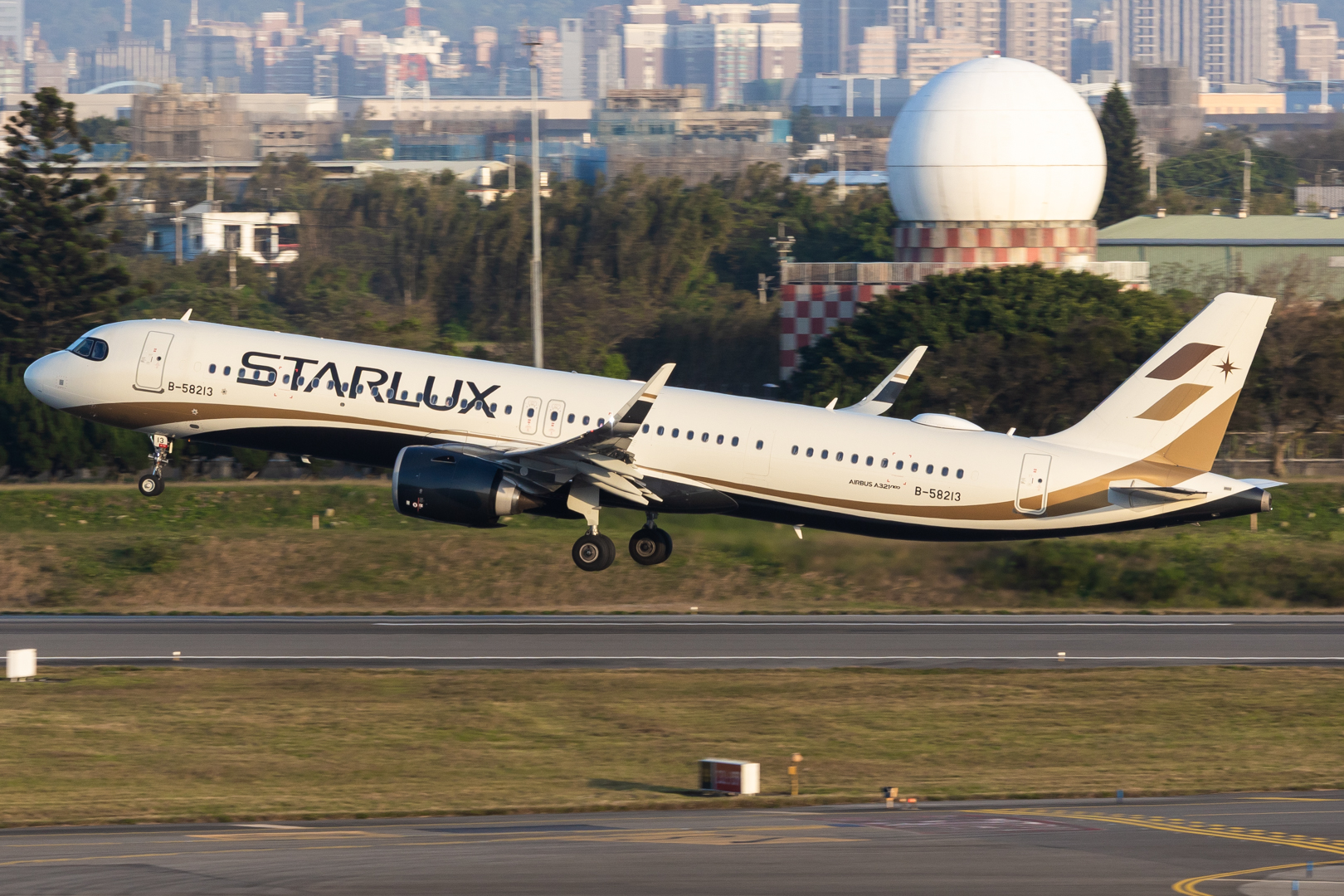 Full size: Starlux Airlines Airbus A321NEO B-58213 at Taiwan Taoyuan International Airport