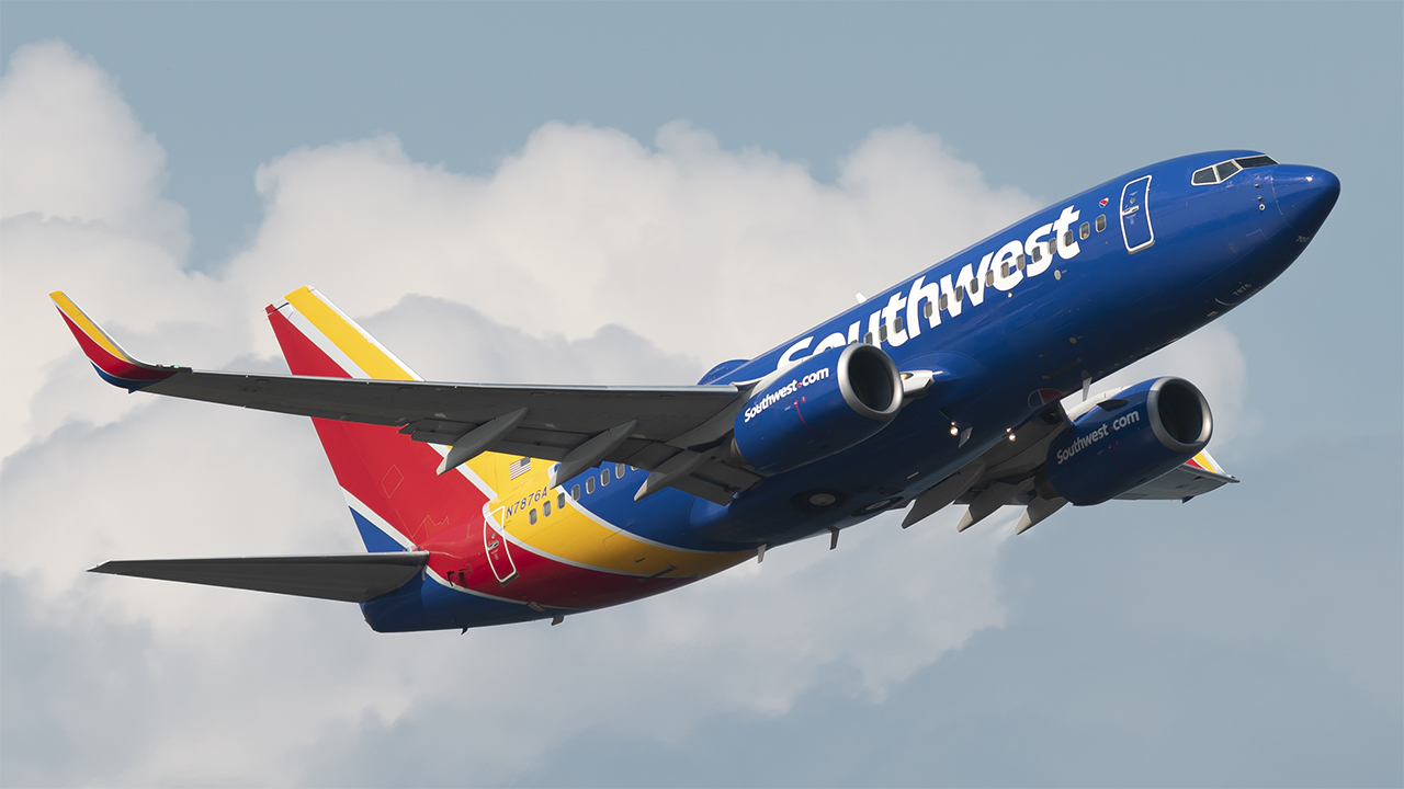 Full size: Southwest Airlines Boeing 737-700 N7876A at Ronald Reagan National Airport