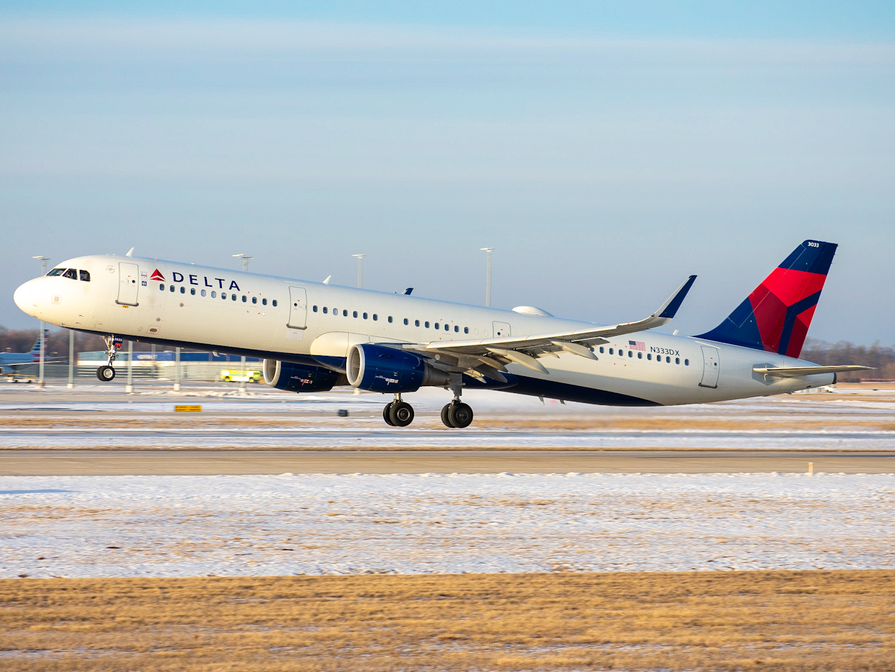 Full size: Delta Airlines Airbus A321-200 N333DX at Gerald R Ford International Airport