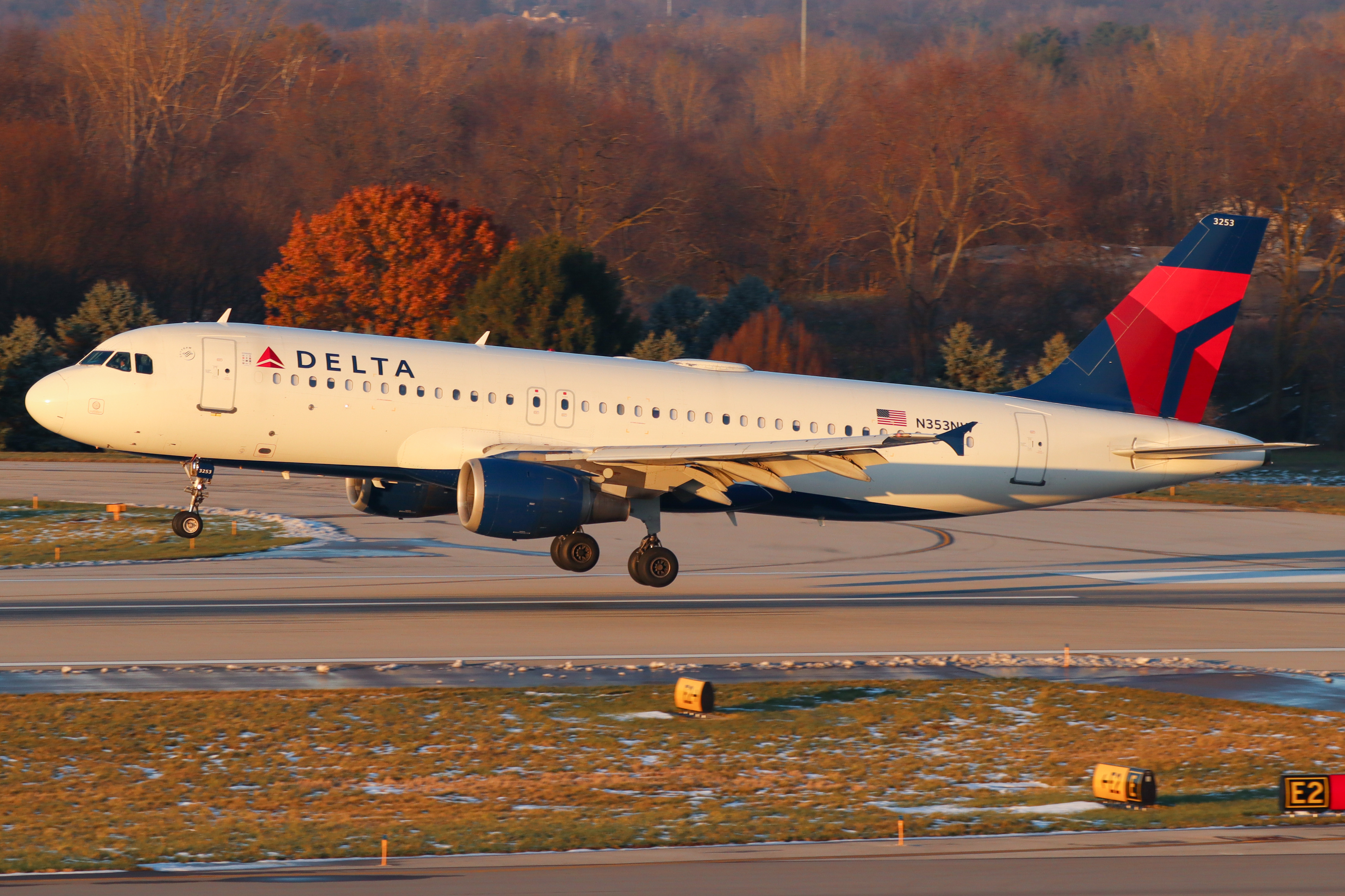 Full size: Delta Airlines Airbus A320 N353NW at John Glenn Columbus International Airport