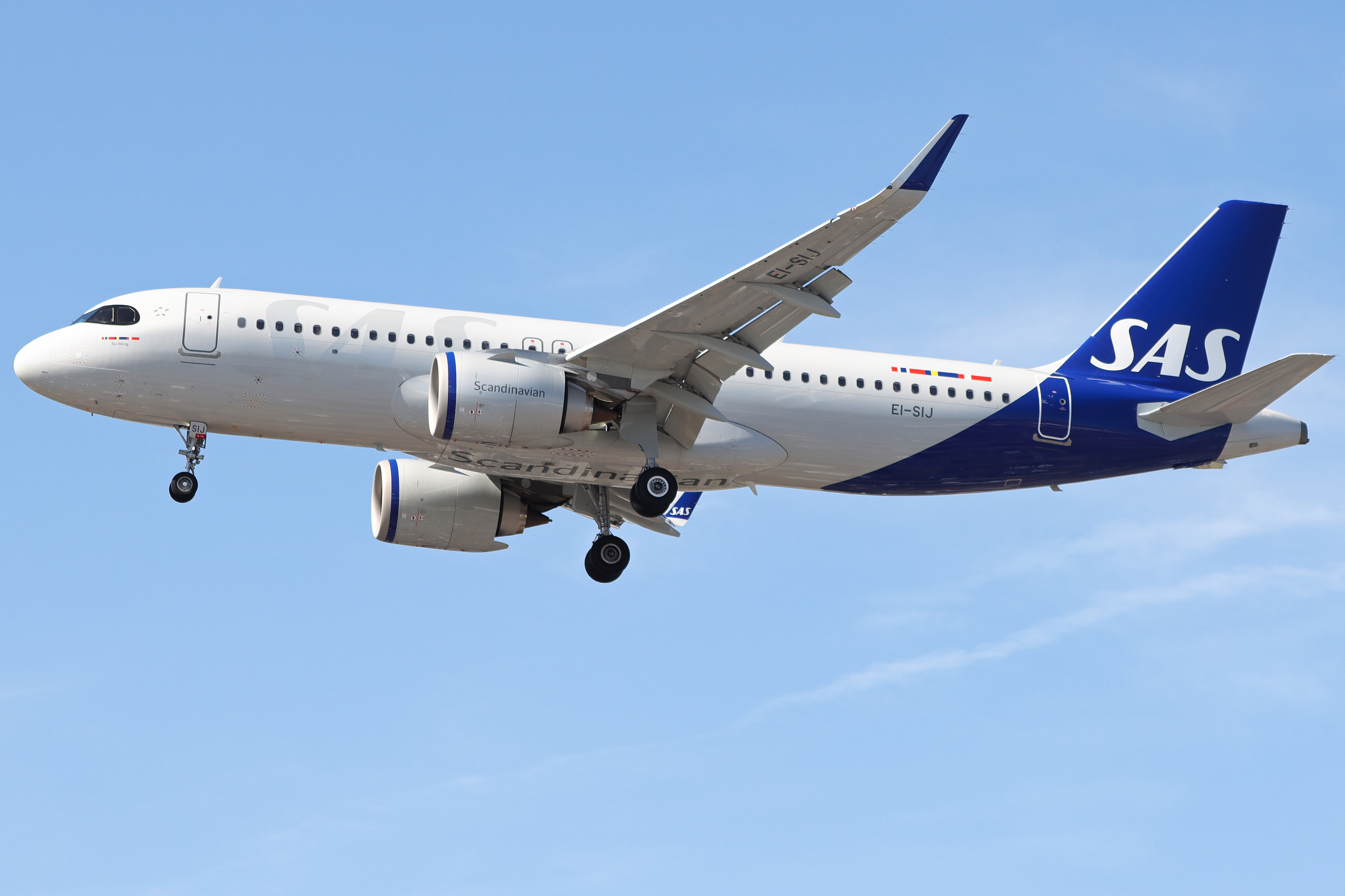 Full size: Scandinavian Airlines Airbus A320NEO EI-SIJ at London Heathrow International Airport