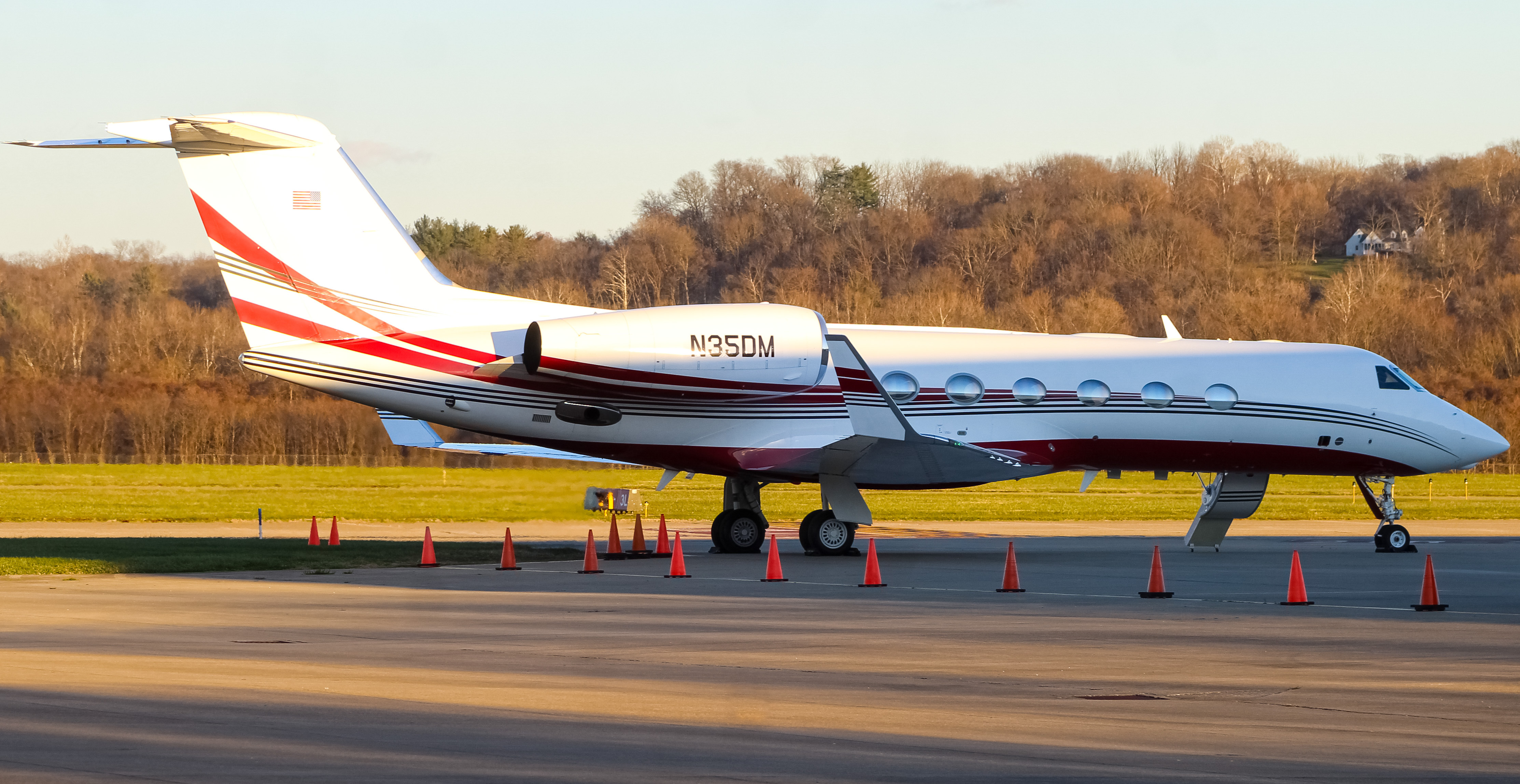 Full size: PRIVATE  Gulfstream IV N35DM at Cincinnati Municipal Airport/Lunken Field