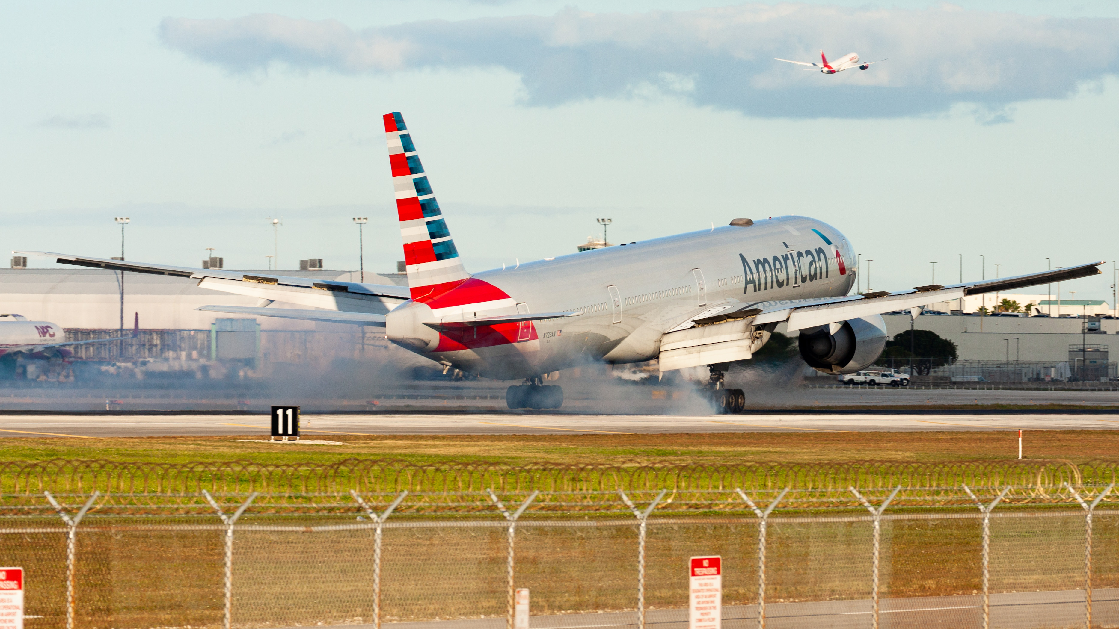Full size: American Airlines Boeing 777-300ER N723AN at Miami International Airport