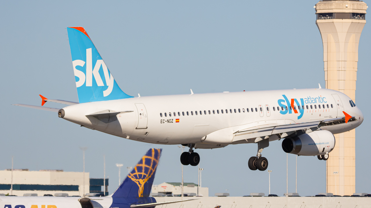 Full size: Sky Atlantic Airbus A320 EC-NOZ at Miami International Airport