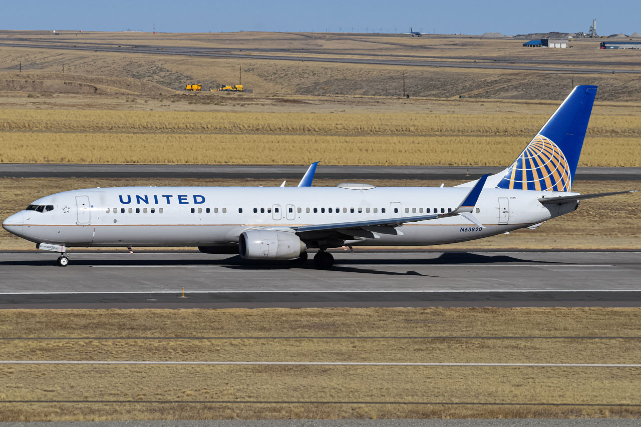 Full size: United Airlines Boeing 737-900ER N63820 at Denver International Airport