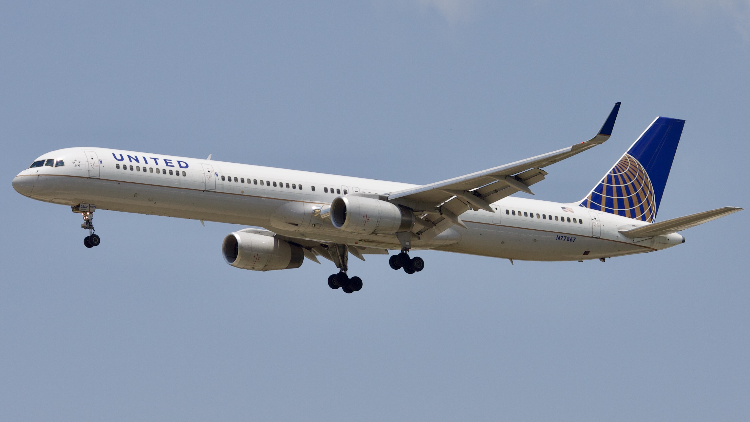 Full size: United Airlines Boeing 757-300 N77867 at Houston-George Bush Intercontinental Airport