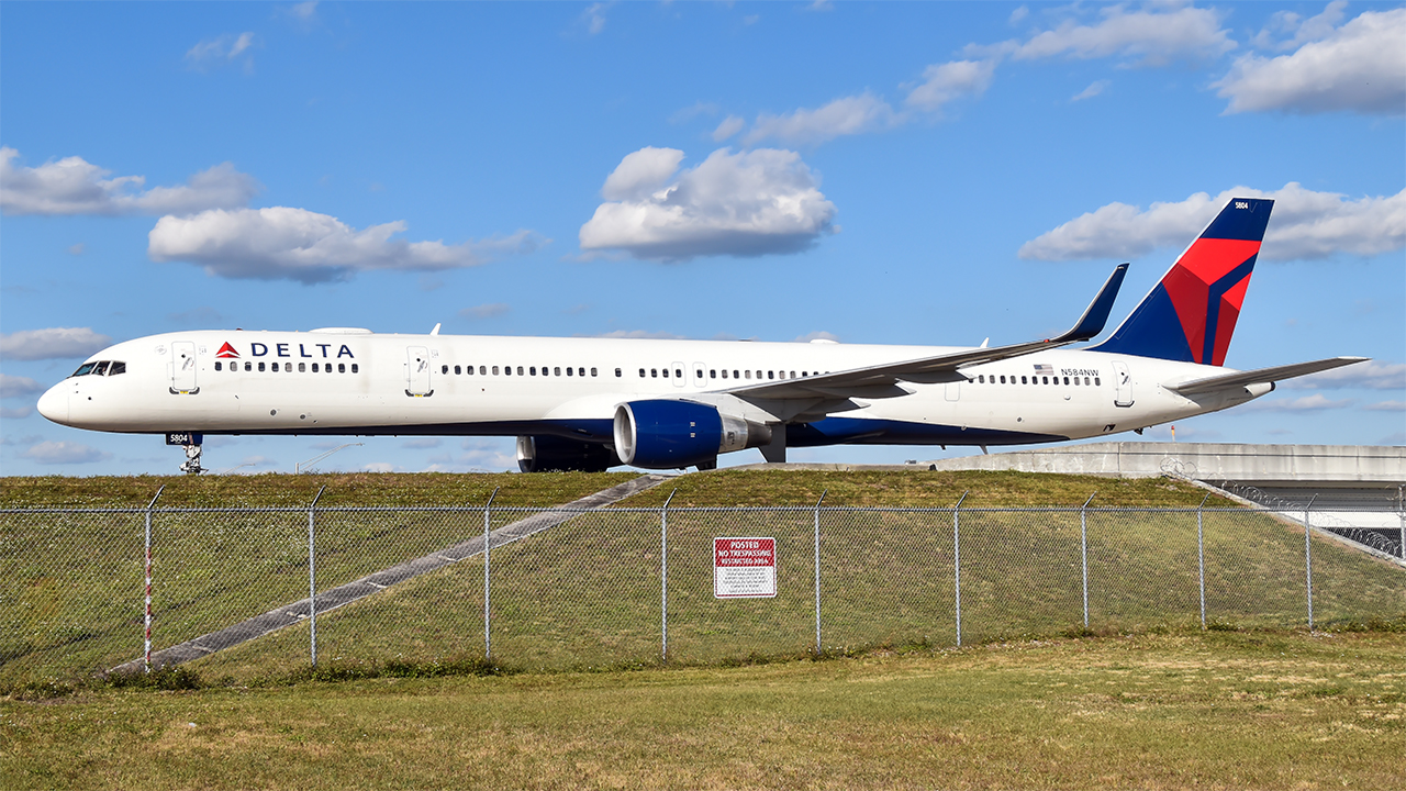 Full size: Delta Air Lines Boeing 757-300 N584NW at Orlando International Airport