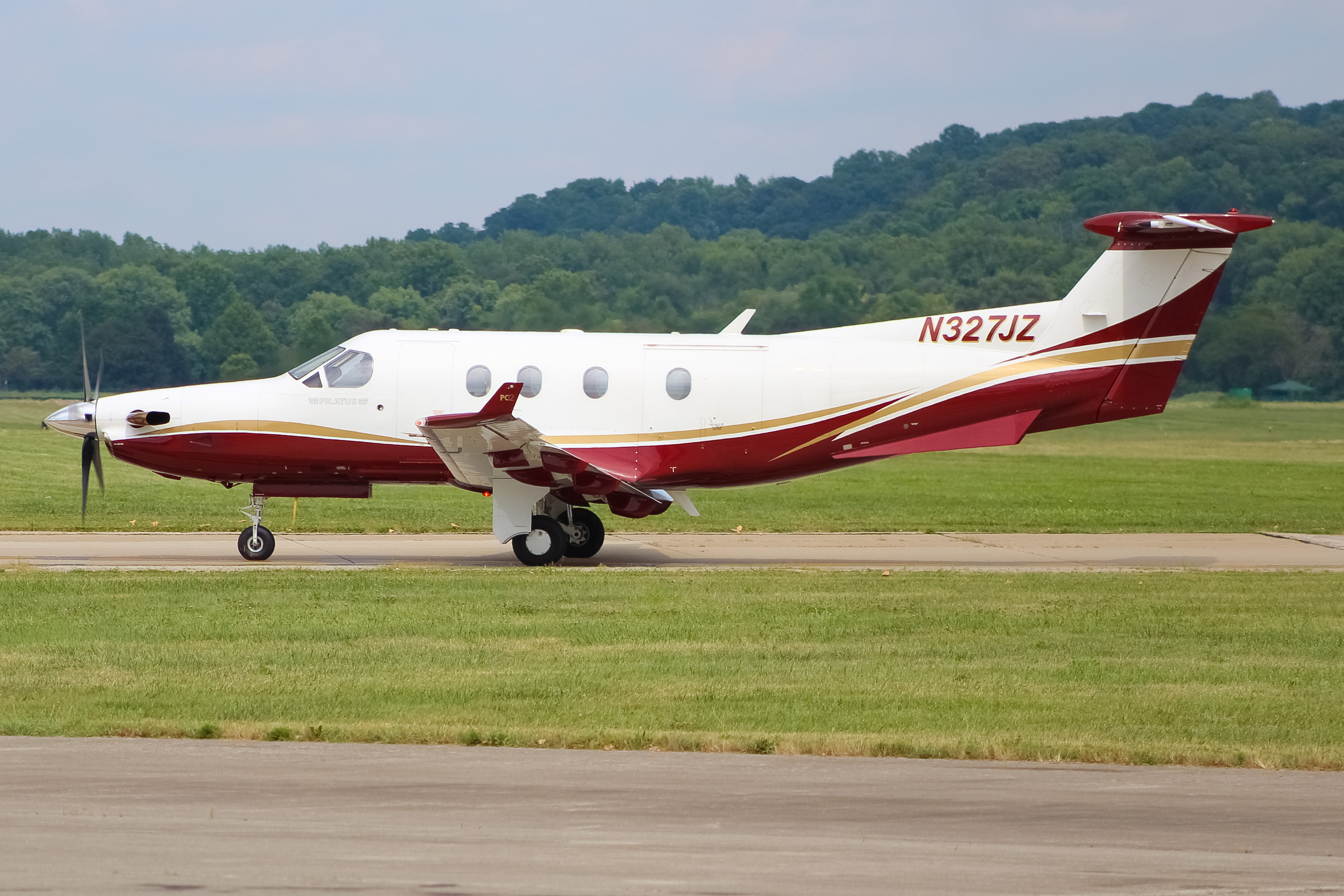 Full size: PRIVATE  Pilatus PC-12 N327JZ at Cincinnati Municipal Airport/Lunken Field