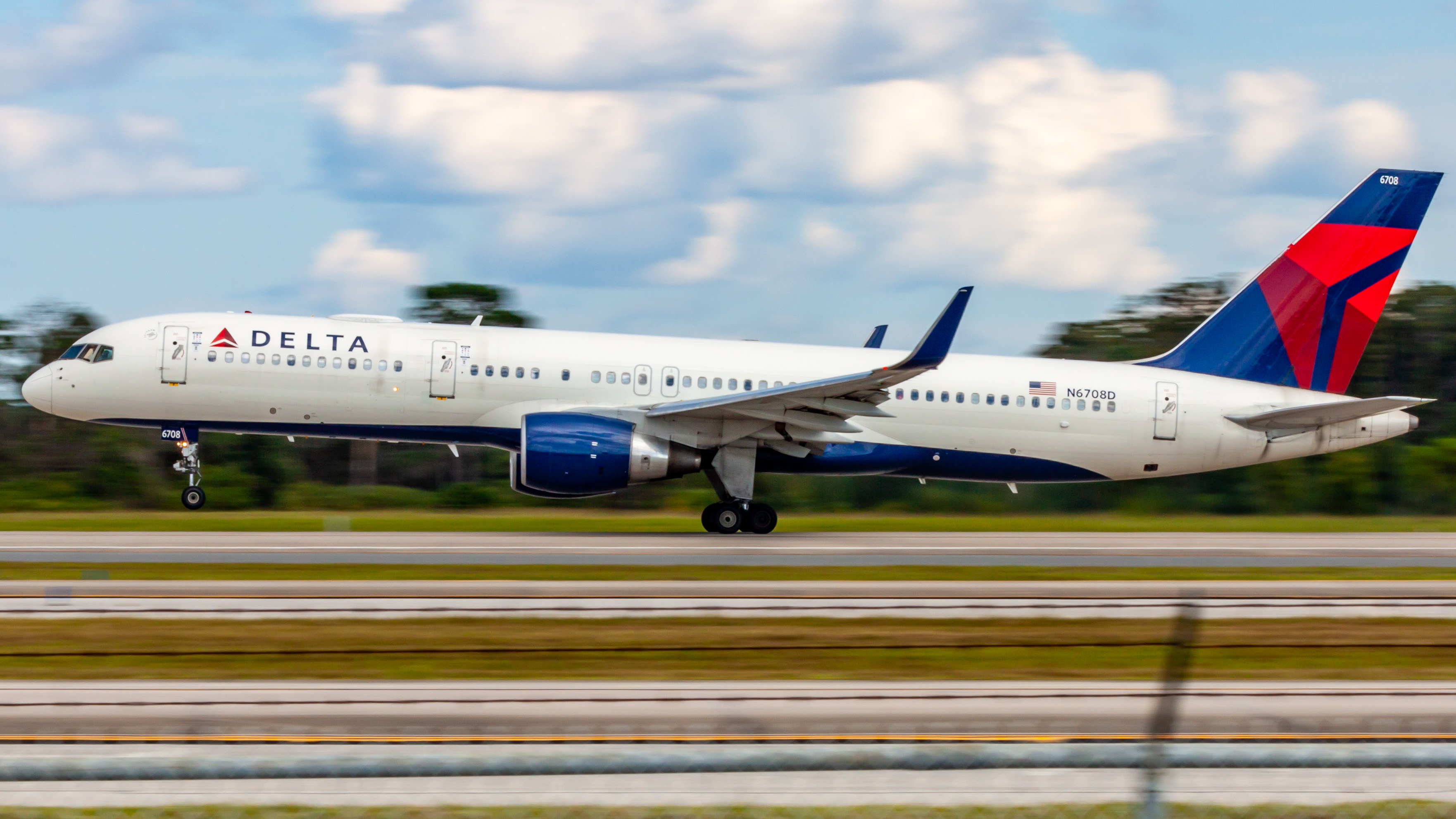 Full size: Delta Airlines Boeing 757-200 N6708D at Orlando International Airport