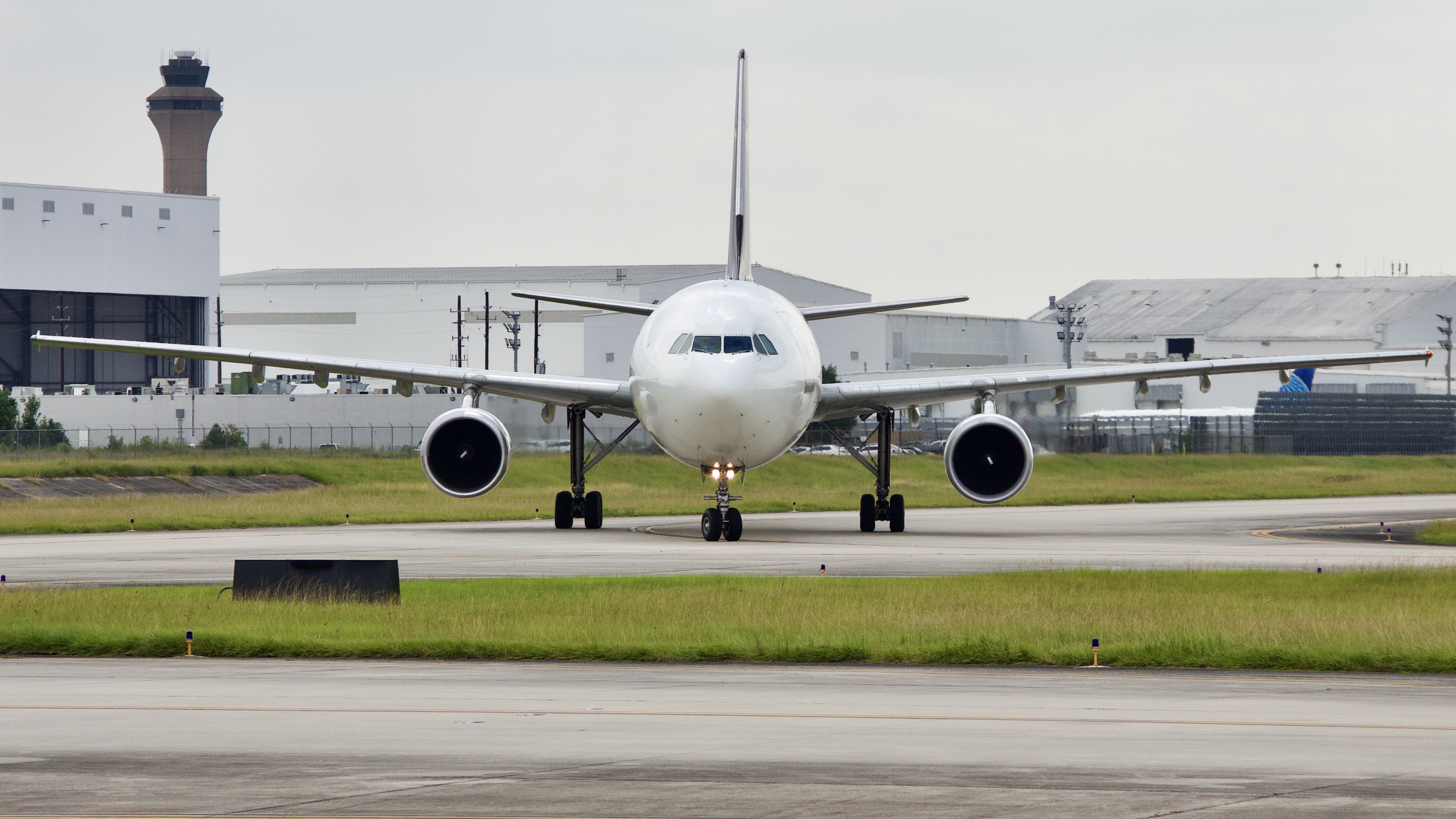Full size: United Parcel Service Airbus A300F-600 N137UP at Houston-George Bush Intercontinental Airport