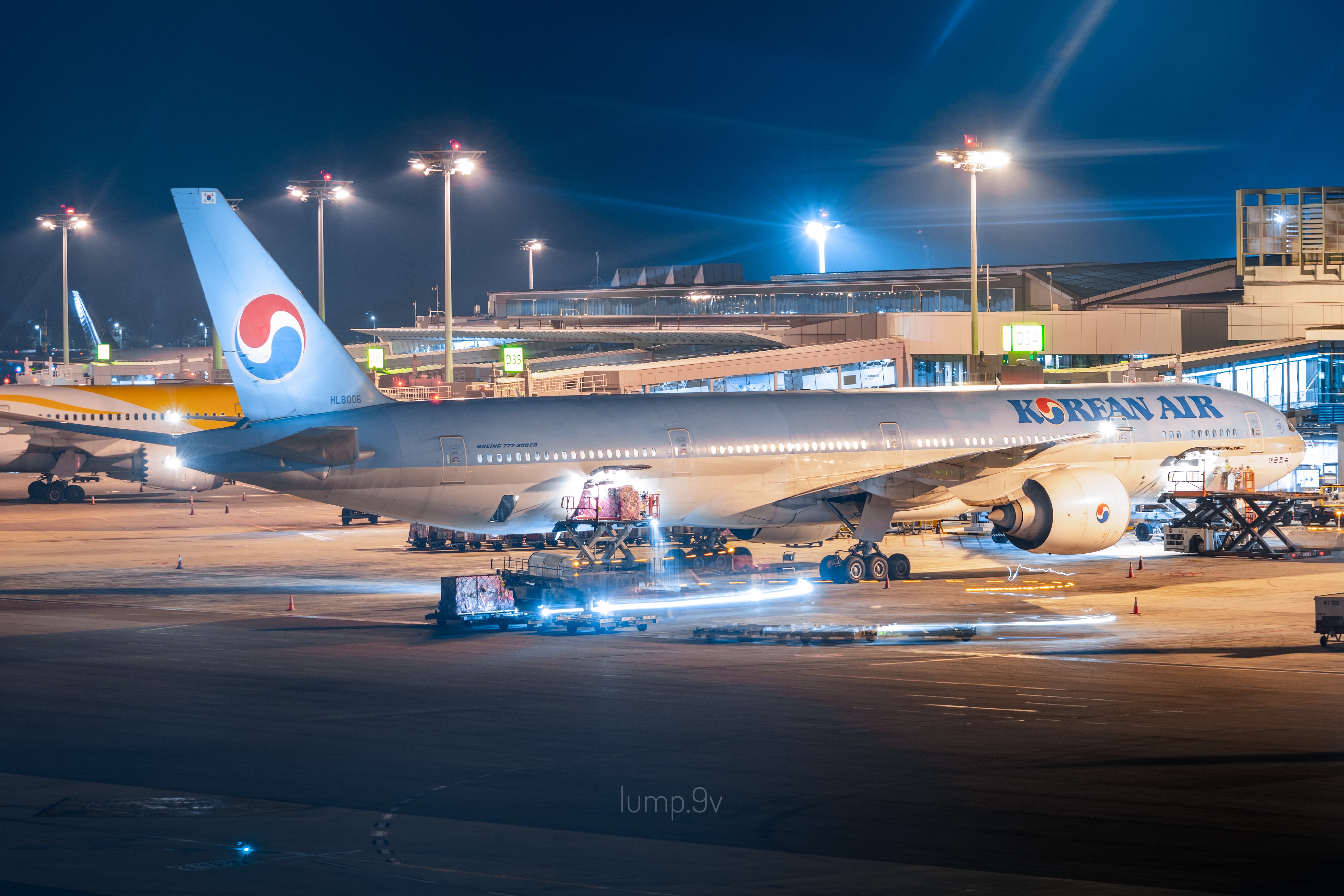 Full size: Korean Air Boeing 777-300ER HL8006 at Singapore-Changi Airport