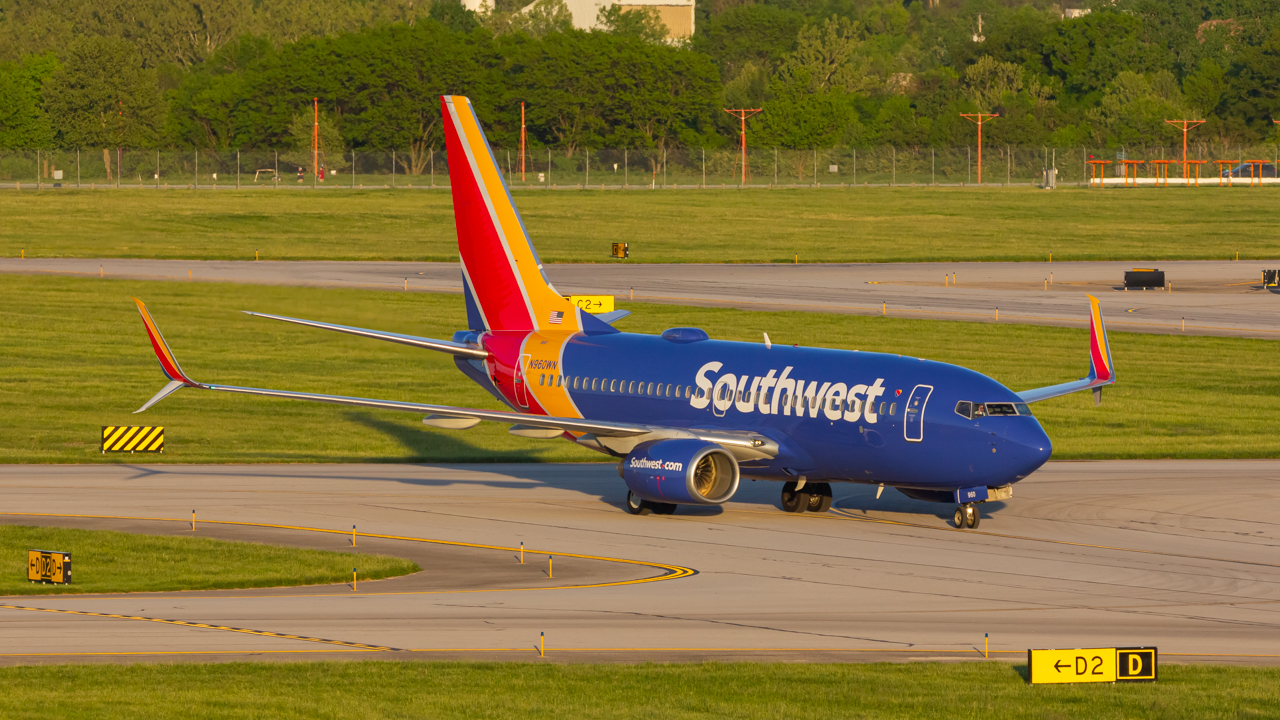 Full size: Southwest Airlines Boeing 737-700 N960WN at John Glenn Columbus International Airport