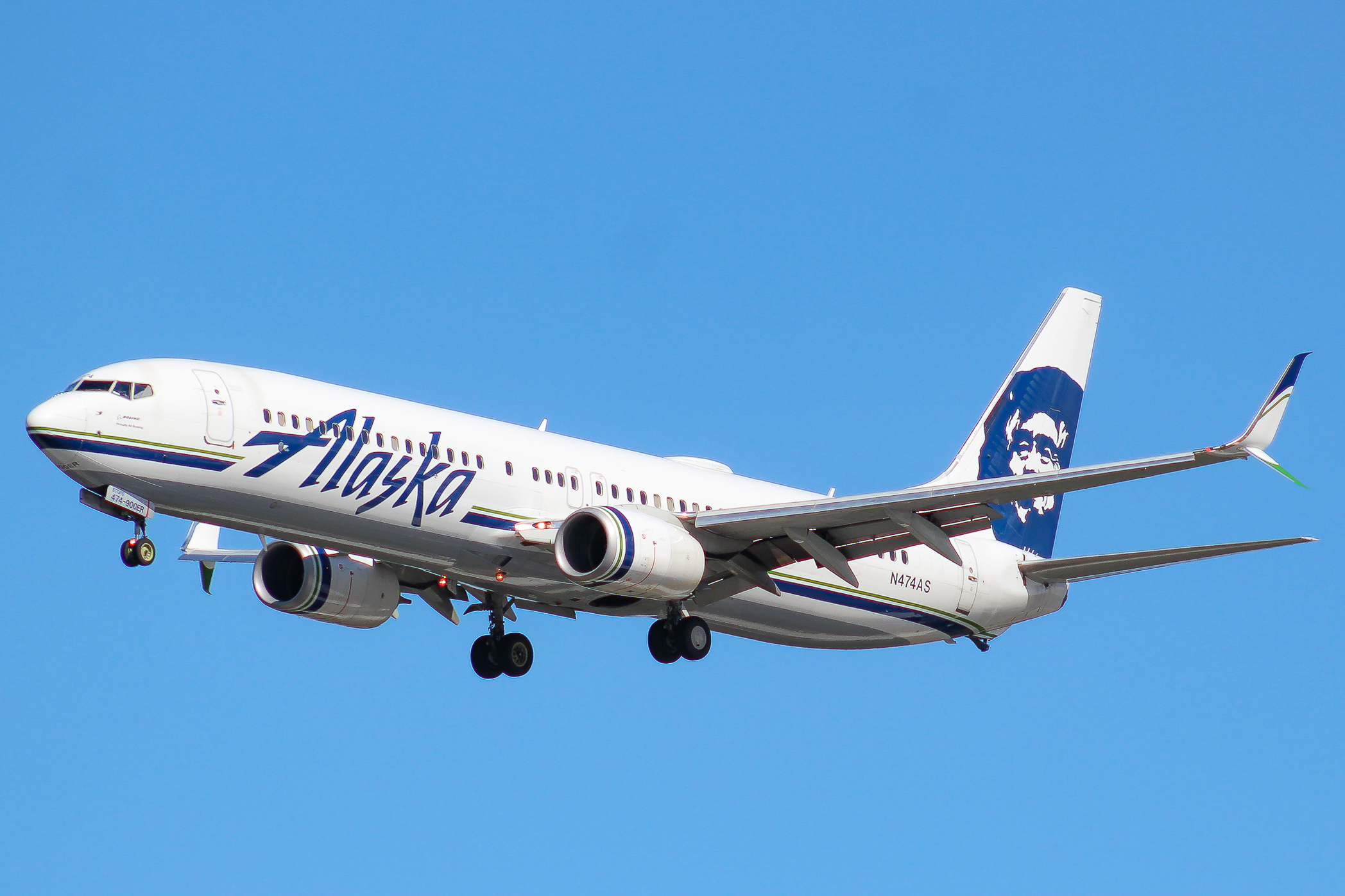 Full size: Alaska Airlines Boeing 737-900ER N474AS at Seattle-Tacoma International Airport