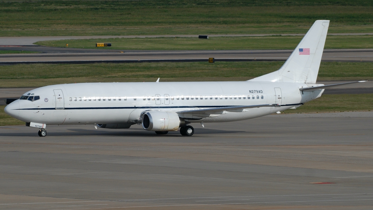 Full size: US Marshals Service Boeing 737-400 N279AD at Will Rogers World Airport