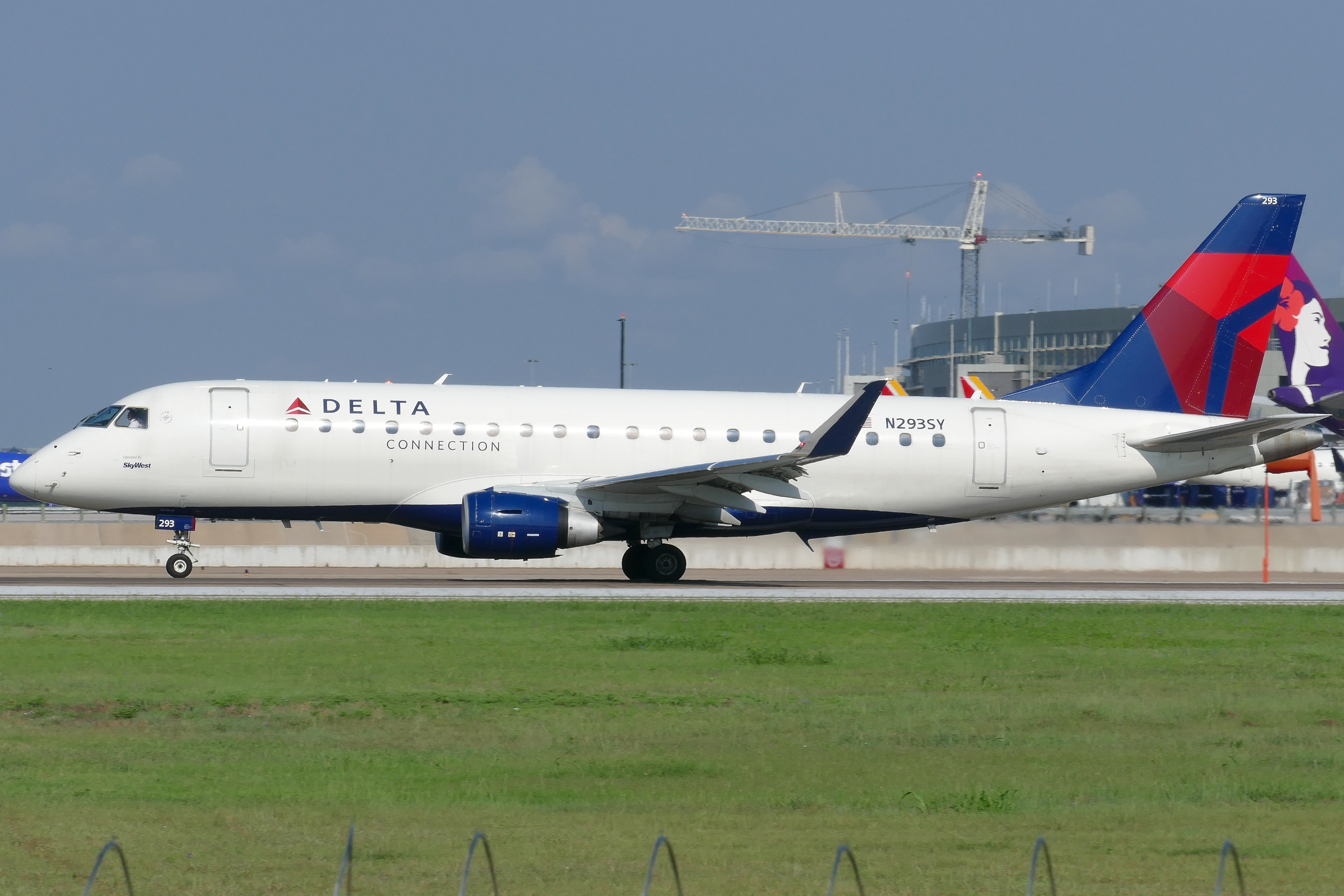 Full size: Delta Connection Embraer E175 N293SY at Austin-Bergstrom International Airport