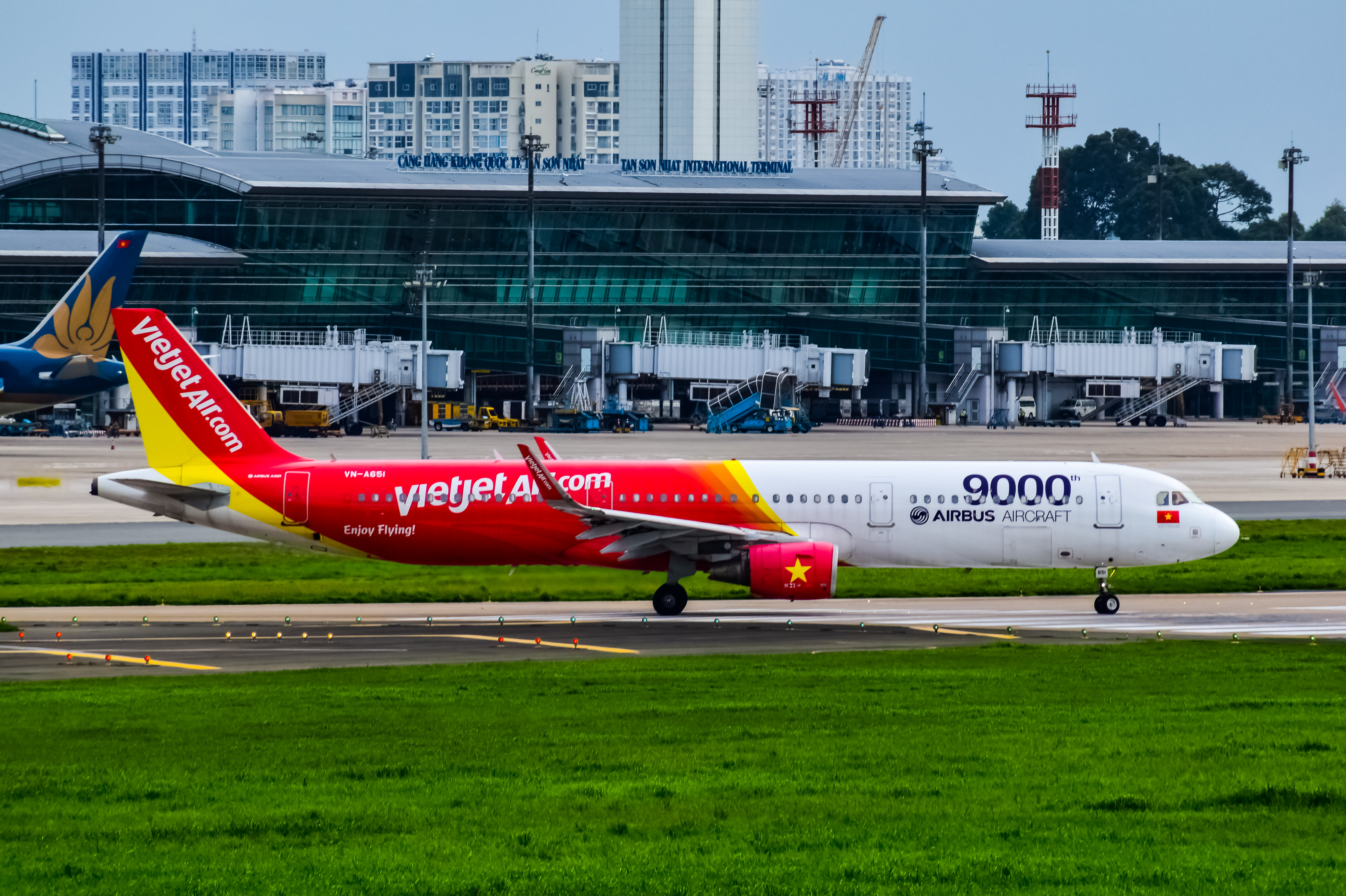 Full size: VietJet Air Airbus A321-200 VN-A651 at Tan Son Nhat International Airport
