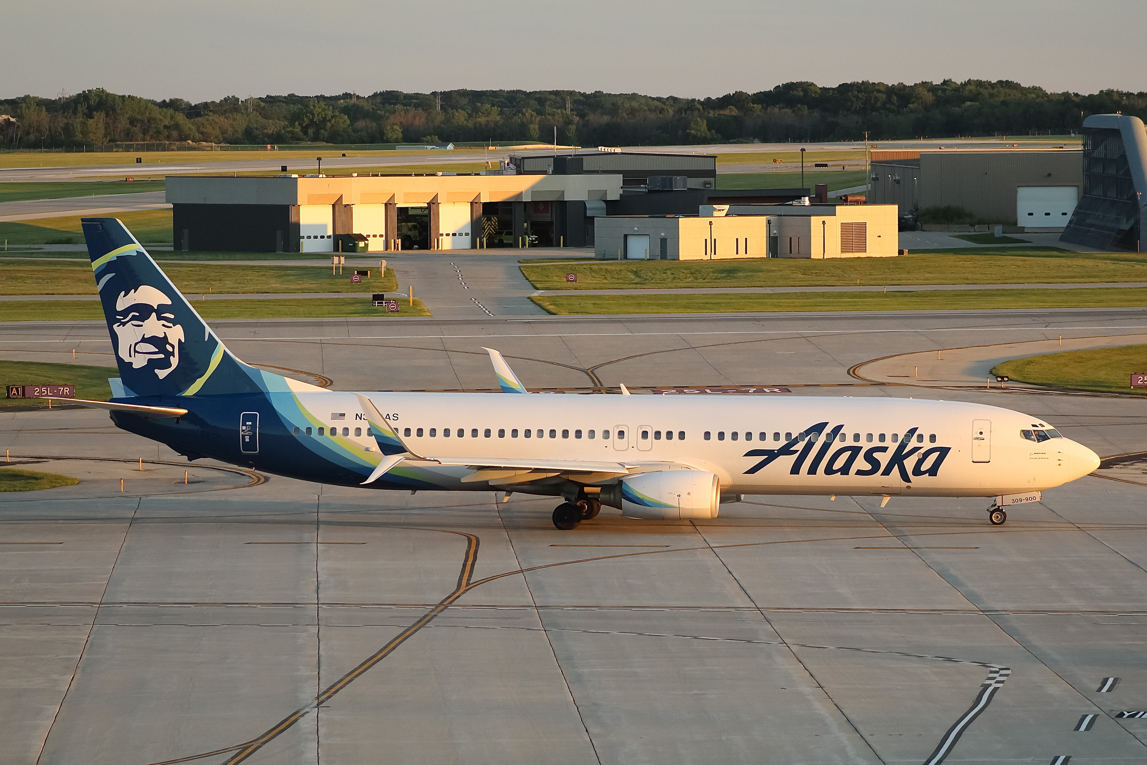 Full size: Alaska Airlines Boeing 737-900 N309AS at General Mitchell International Airport