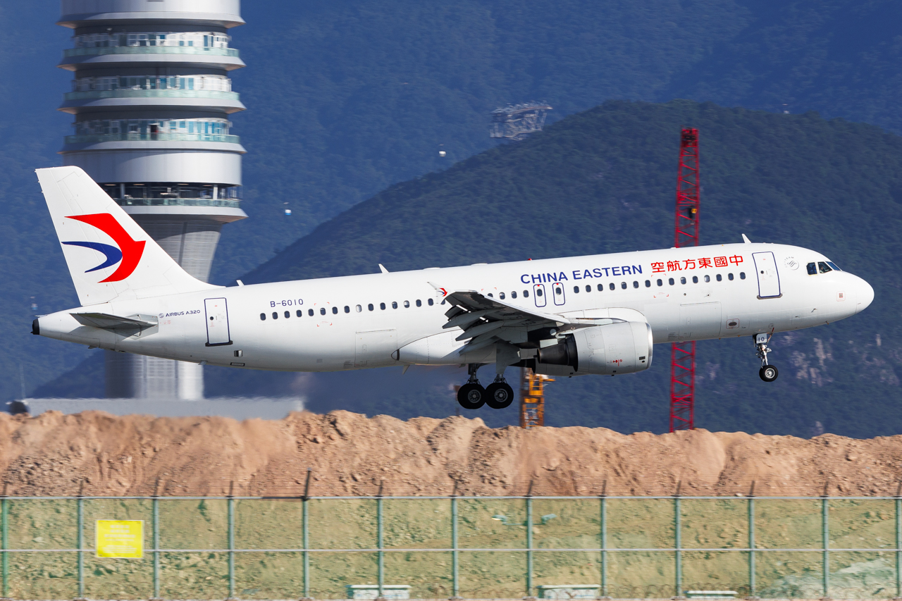 Full size: China Eastern Airlines Airbus A320 B-6010 at Hong Kong International Airport