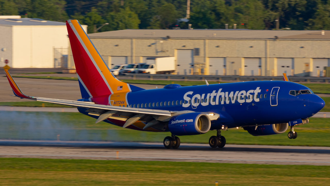 Full size: Southwest Airlines Boeing 737-700 N7724A at John Glenn Columbus International Airport