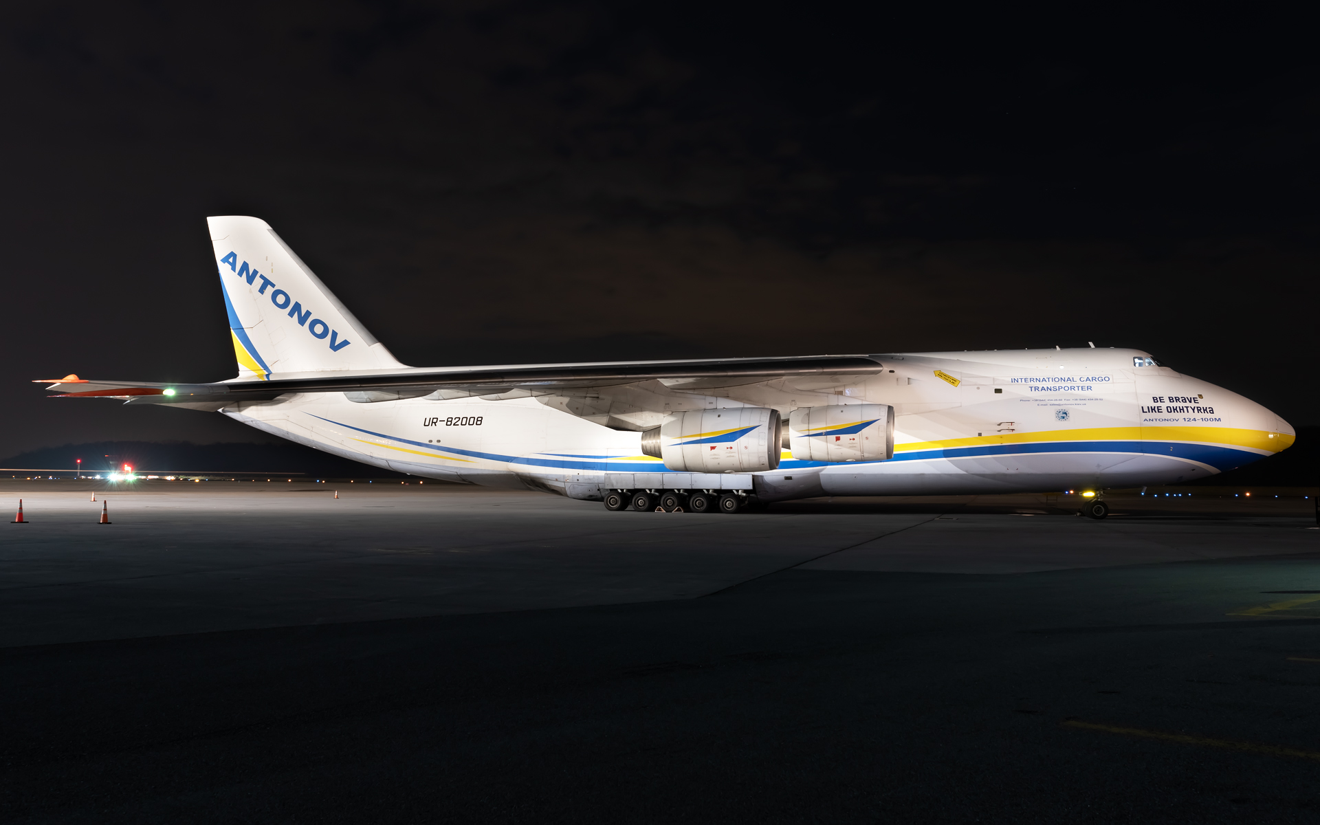 Full size: Antonov Design Bureau Antonov An-124-100M UR-82008 at Harrisburg International Airport