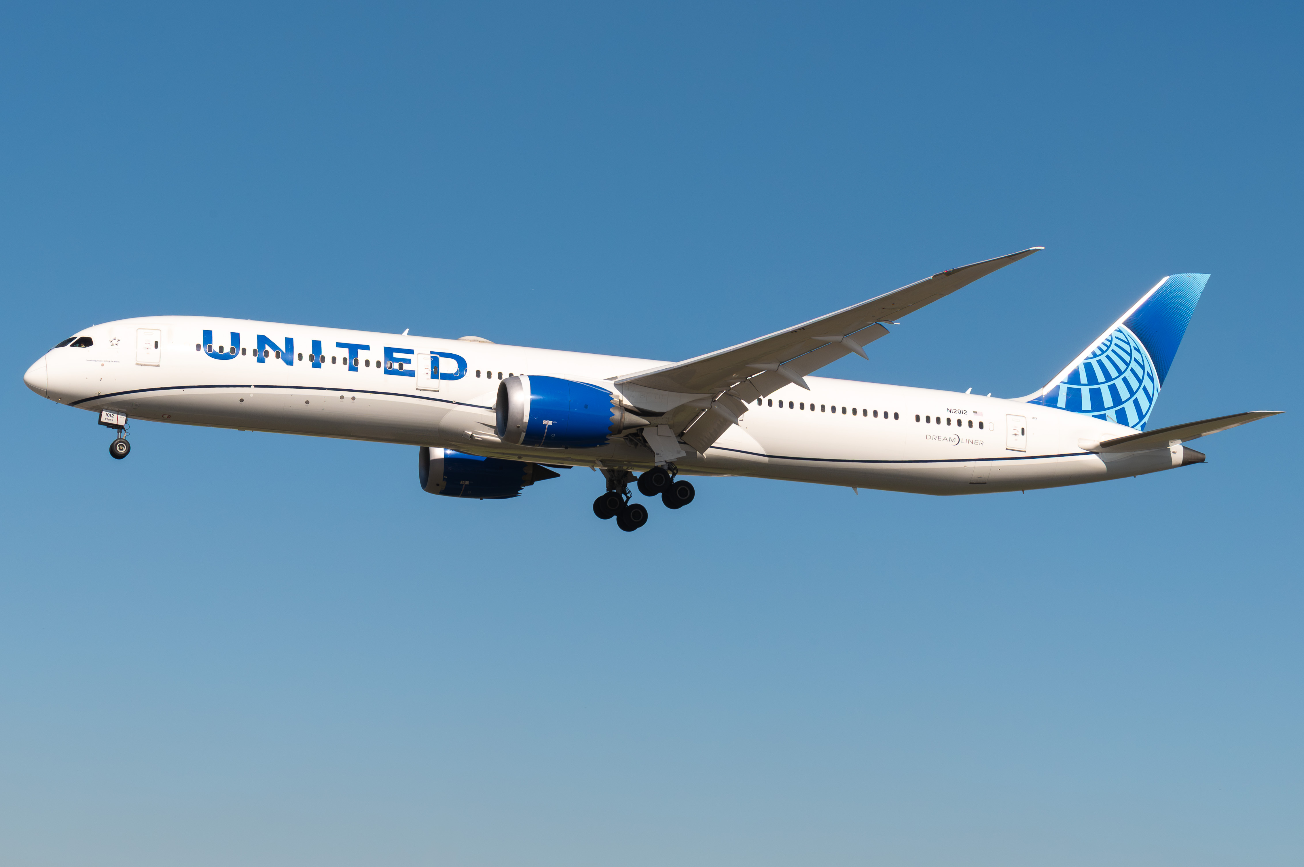 Full size: United Airlines Boeing 787-10 N12012 at Los Angeles International Airport