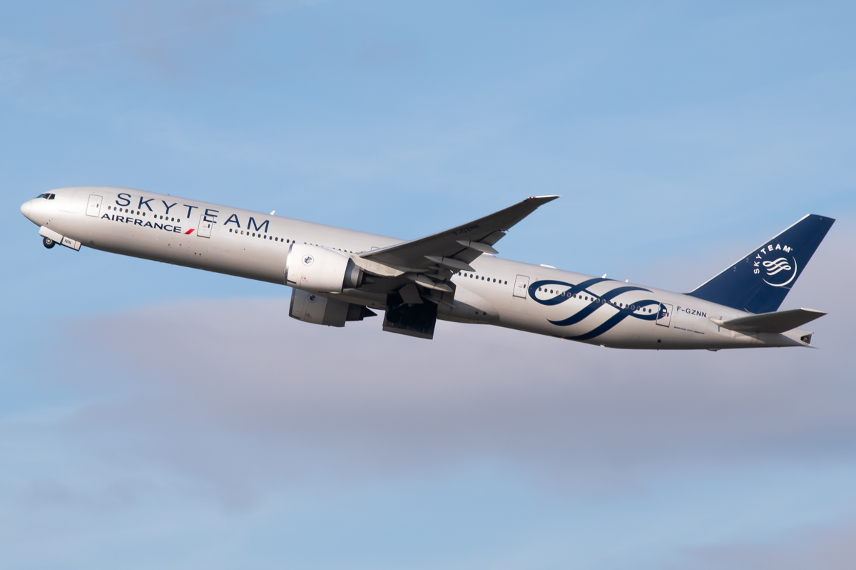 Full size: Air France Boeing 777-300ER F-GZNN at Paris Charles de Gaulle Airport