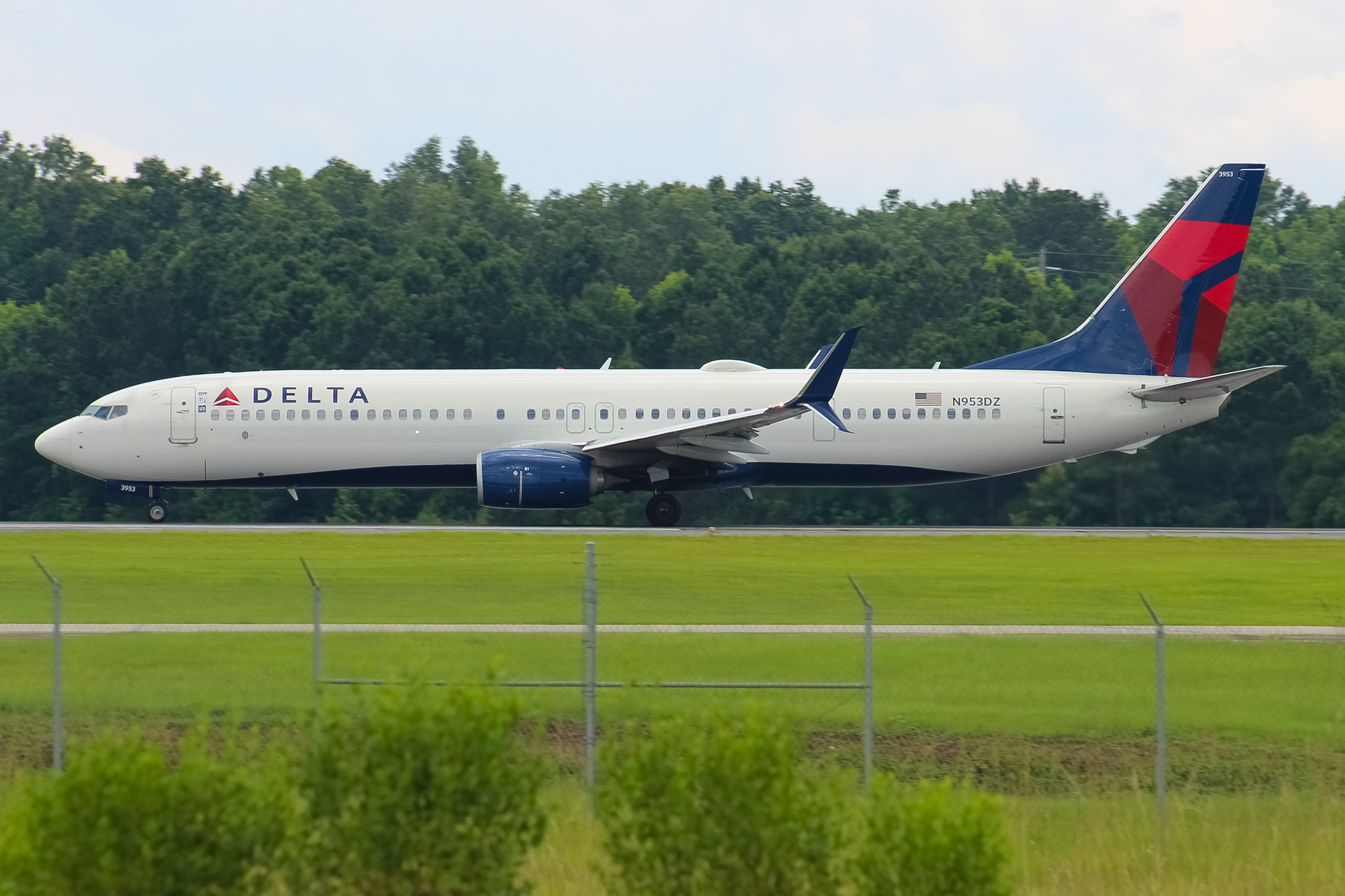 Full size: Delta Airlines B737-900 N953DZ at Savannah/Hilton Head International Airport
