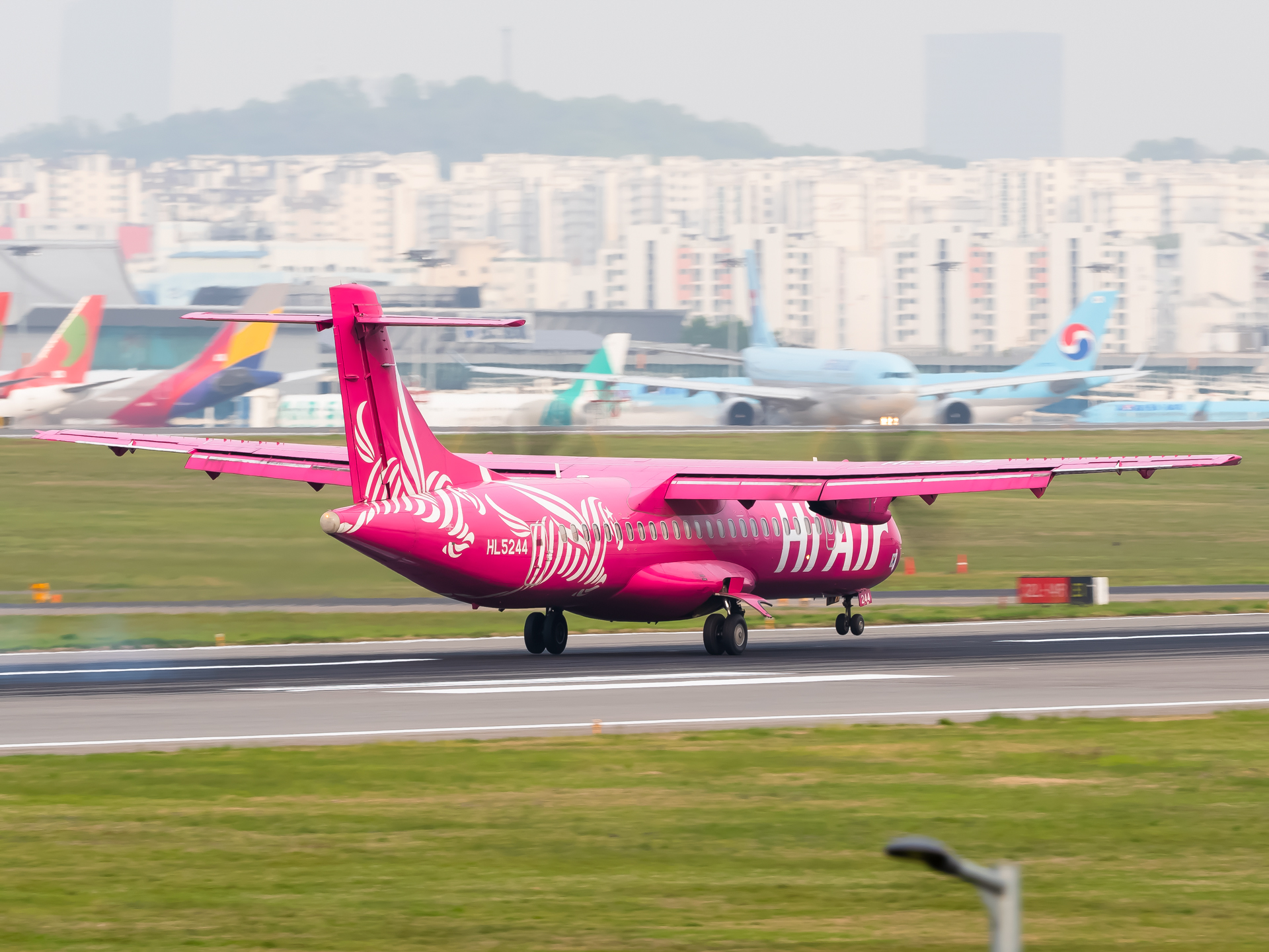 Full size: Hi Air ATR 72-500 HL5244 at Seoul-Gimpo International Airport