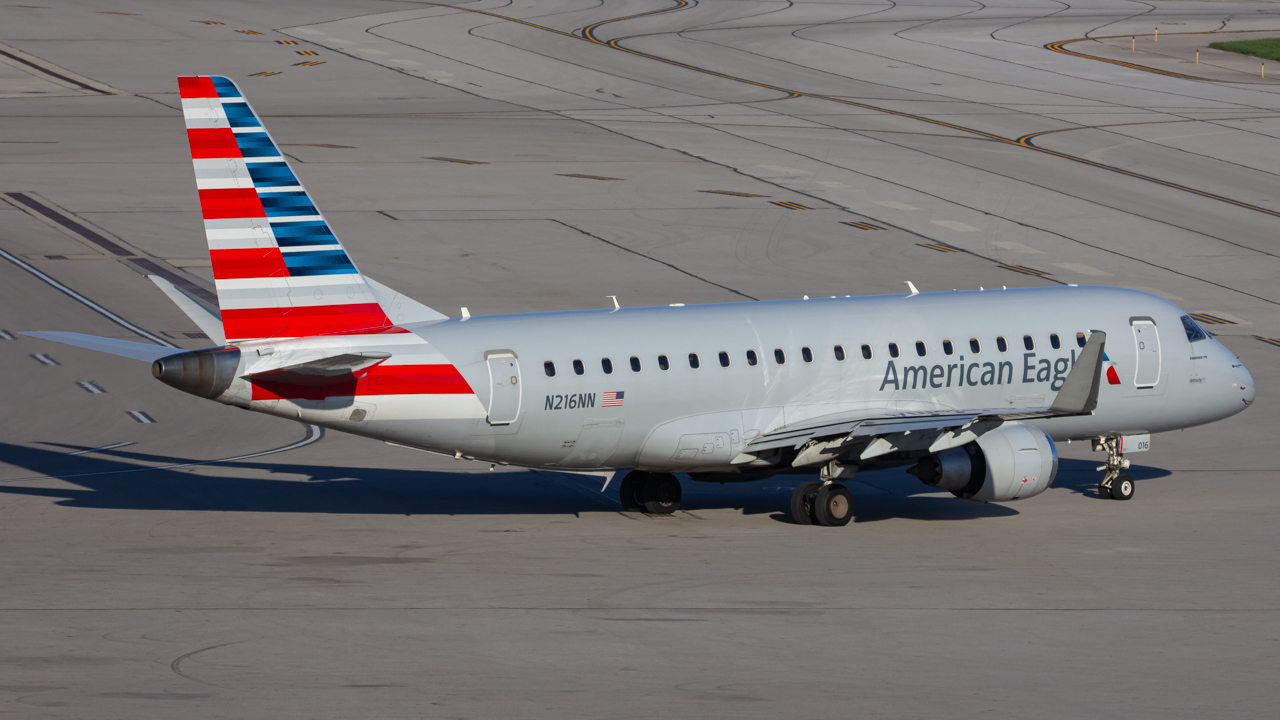 Full size: American Eagle Embraer E175 N216NN at John Glenn Columbus International Airport