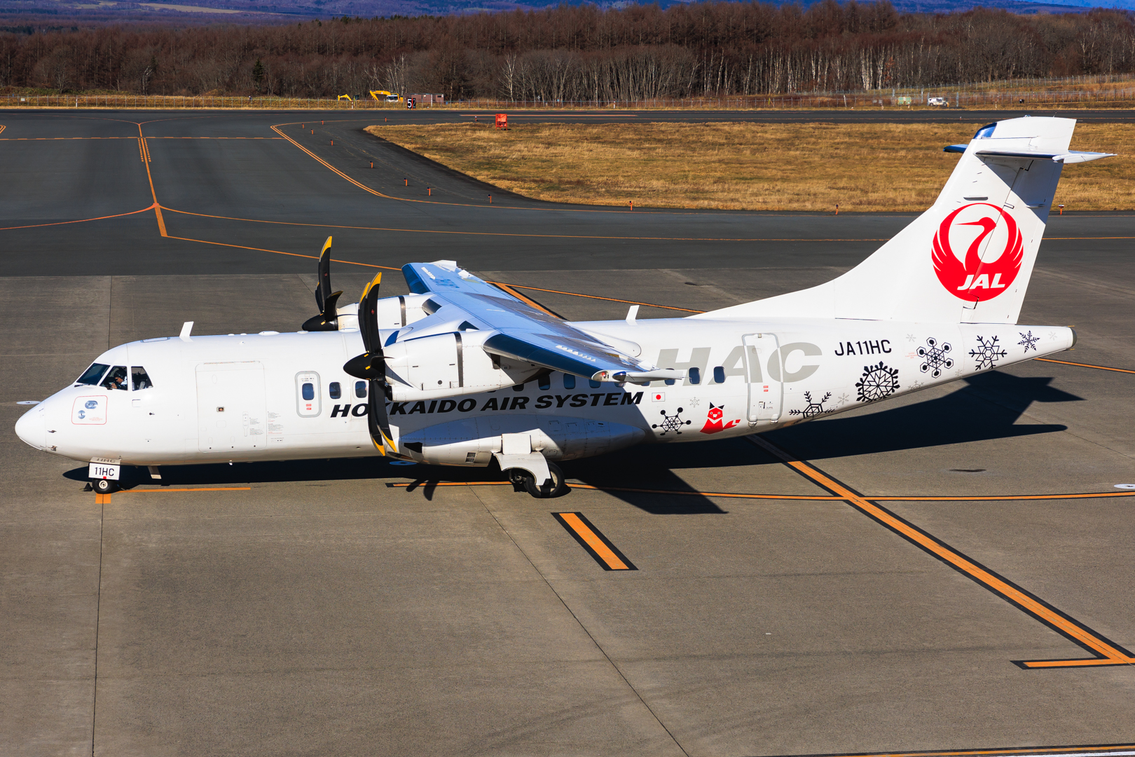 Full size: Hokkaido Air System ATR 42-600 JA11HC at Nakashibetsu Airport