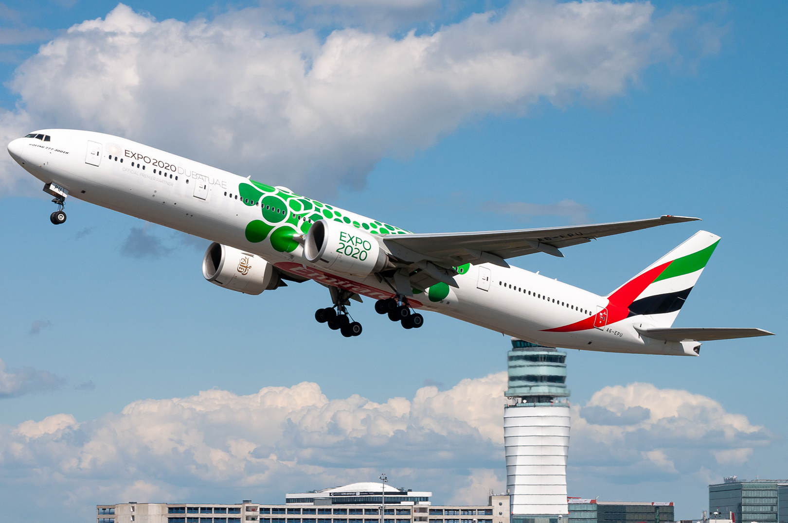 Full size: Emirates Boeing 777-300ER A6-EPU at Vienna International Airport