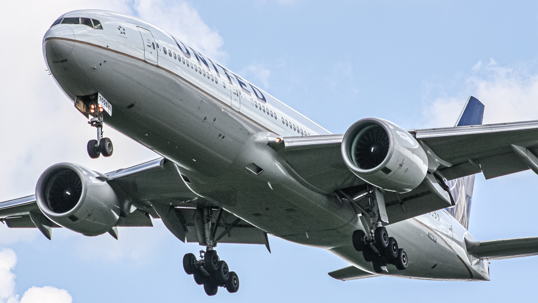 Full size: United Airlines Boeing 777-200ER N225UA at Washington Dulles International Airport