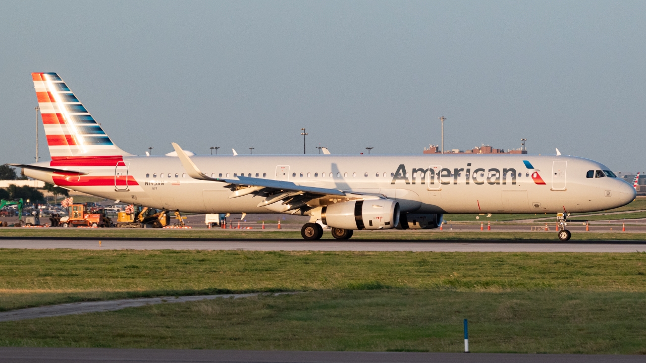 Full size: American Airlines Airbus A321-200 N145AN at Dallas-Fort Worth International Airport