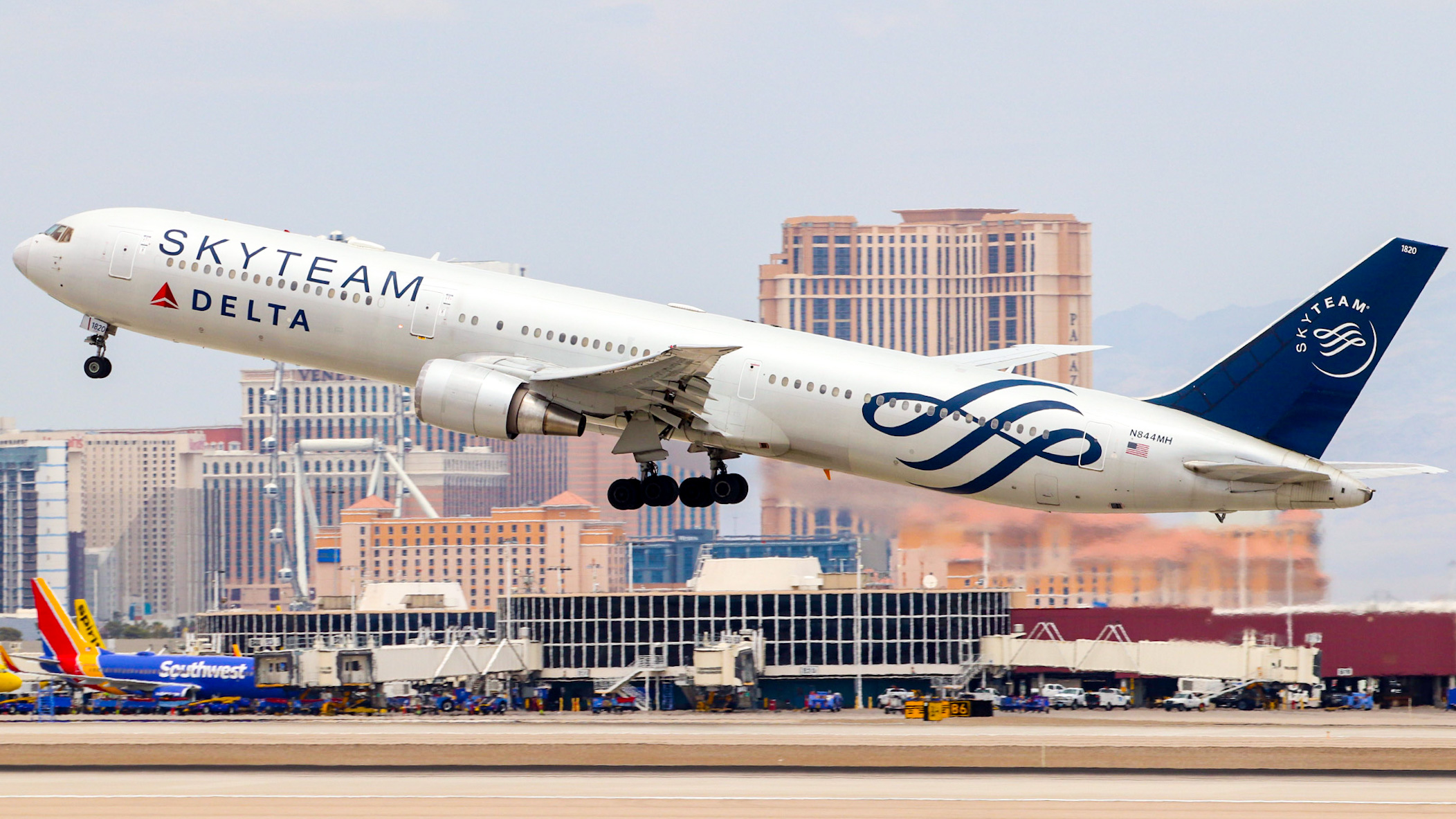 Full size: Delta Airlines Boeing 767-400ER N844MH at Harry Reid International Airport
