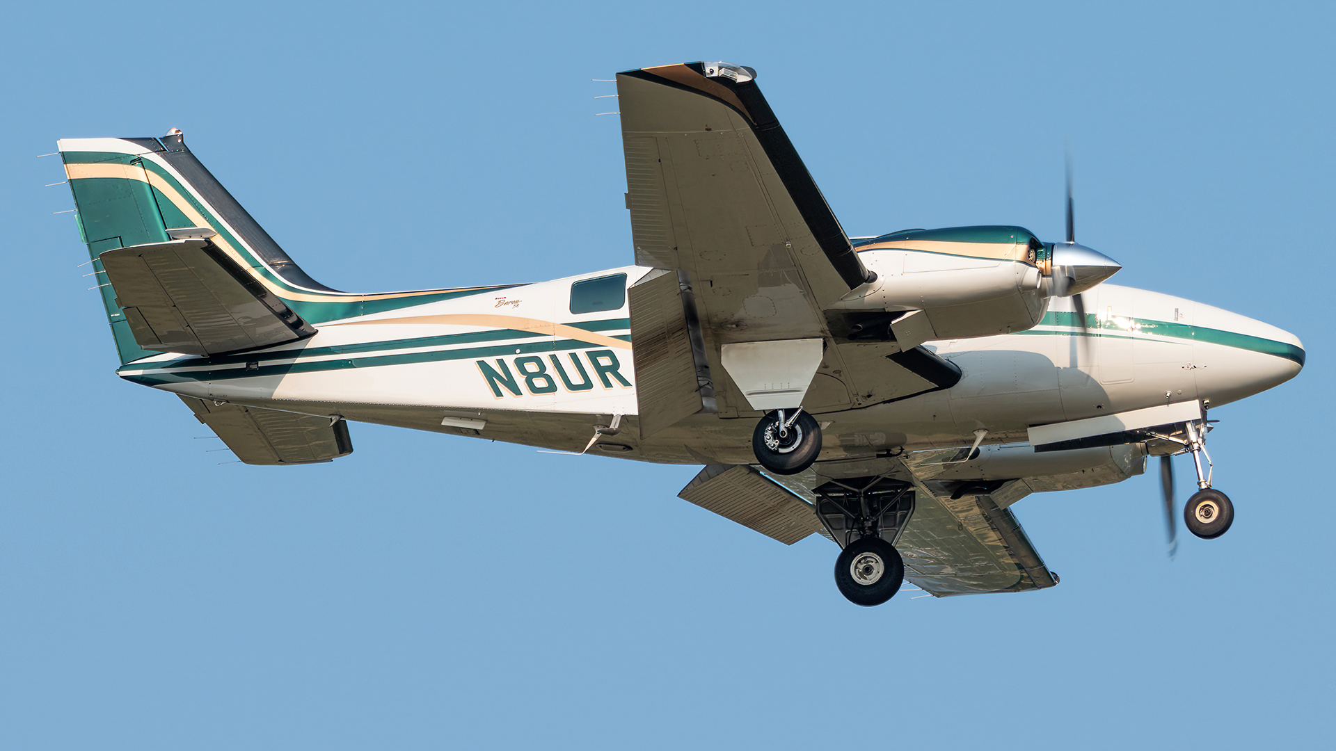 Full size: PRIVATE Beechcraft 58 Baron N8UR at Washington Dulles International Airport