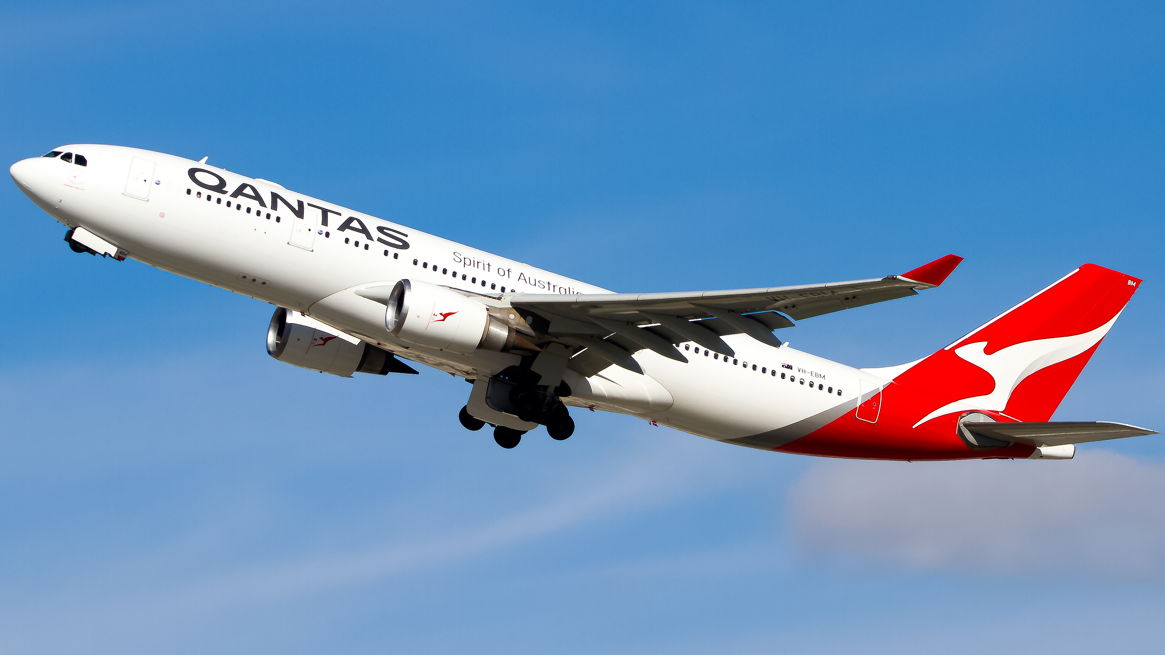 Full size: Qantas Airways Airbus A330-200 VH-EBM at Los Angeles International Airport