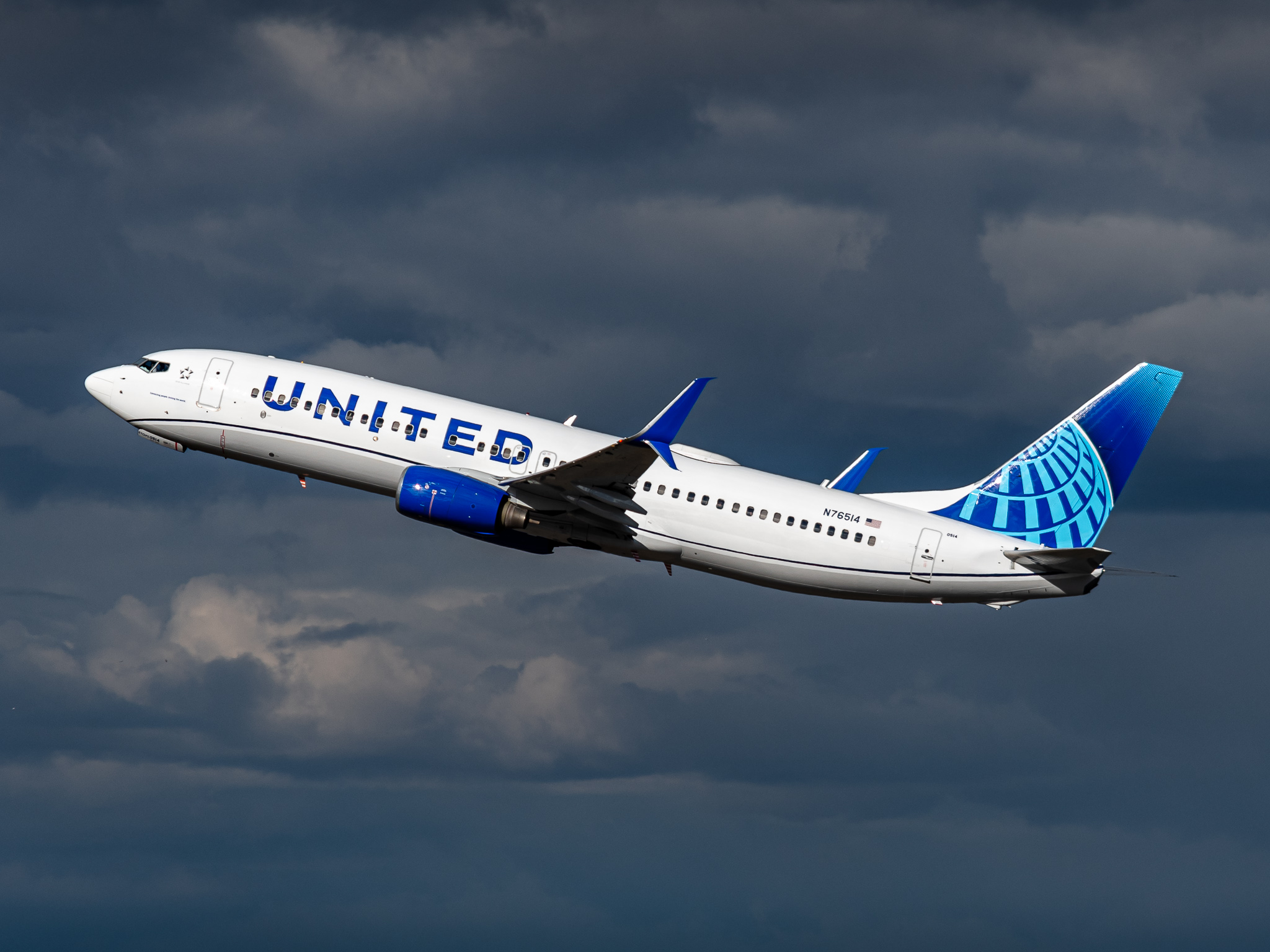 Full size: United Airlines Boeing 737-800 N76514 at General Edward Lawrence Logan International Airport