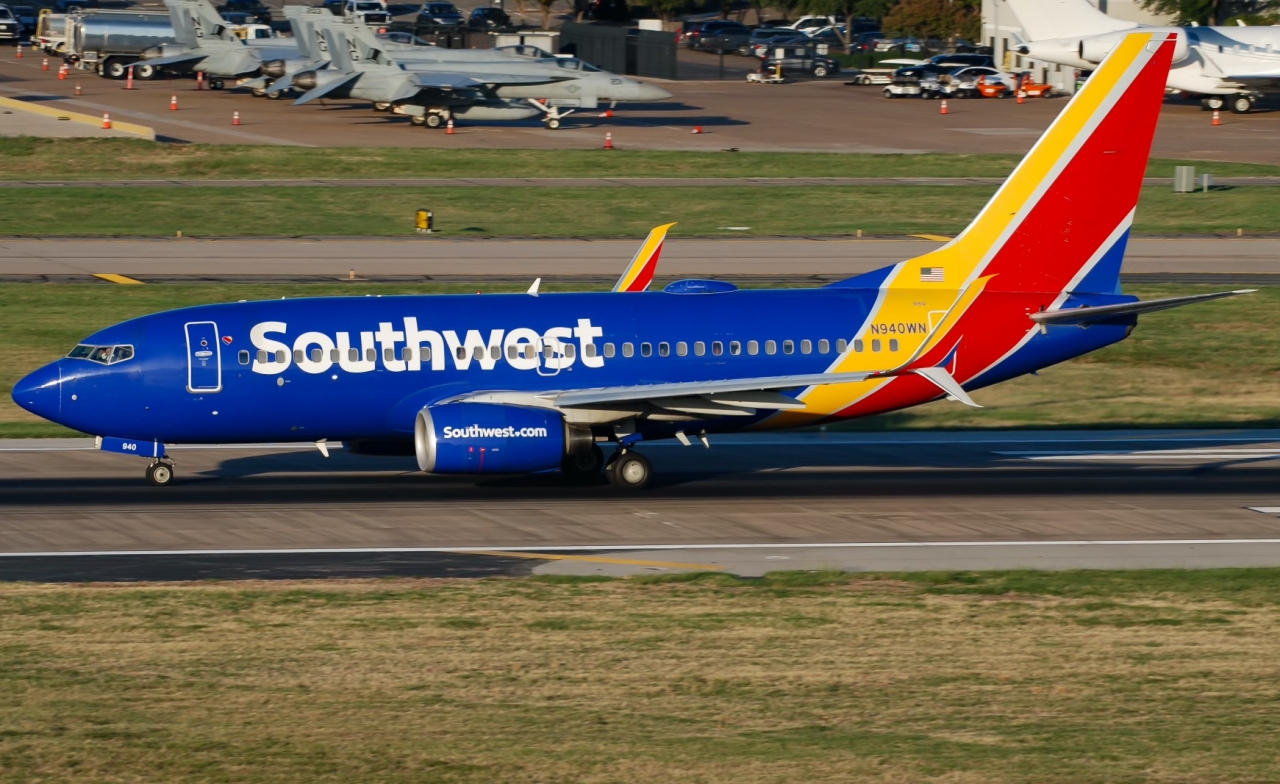 Full size: Southwest Airlines Boeing 737-700 N940WN at Dallas Love Field Airport