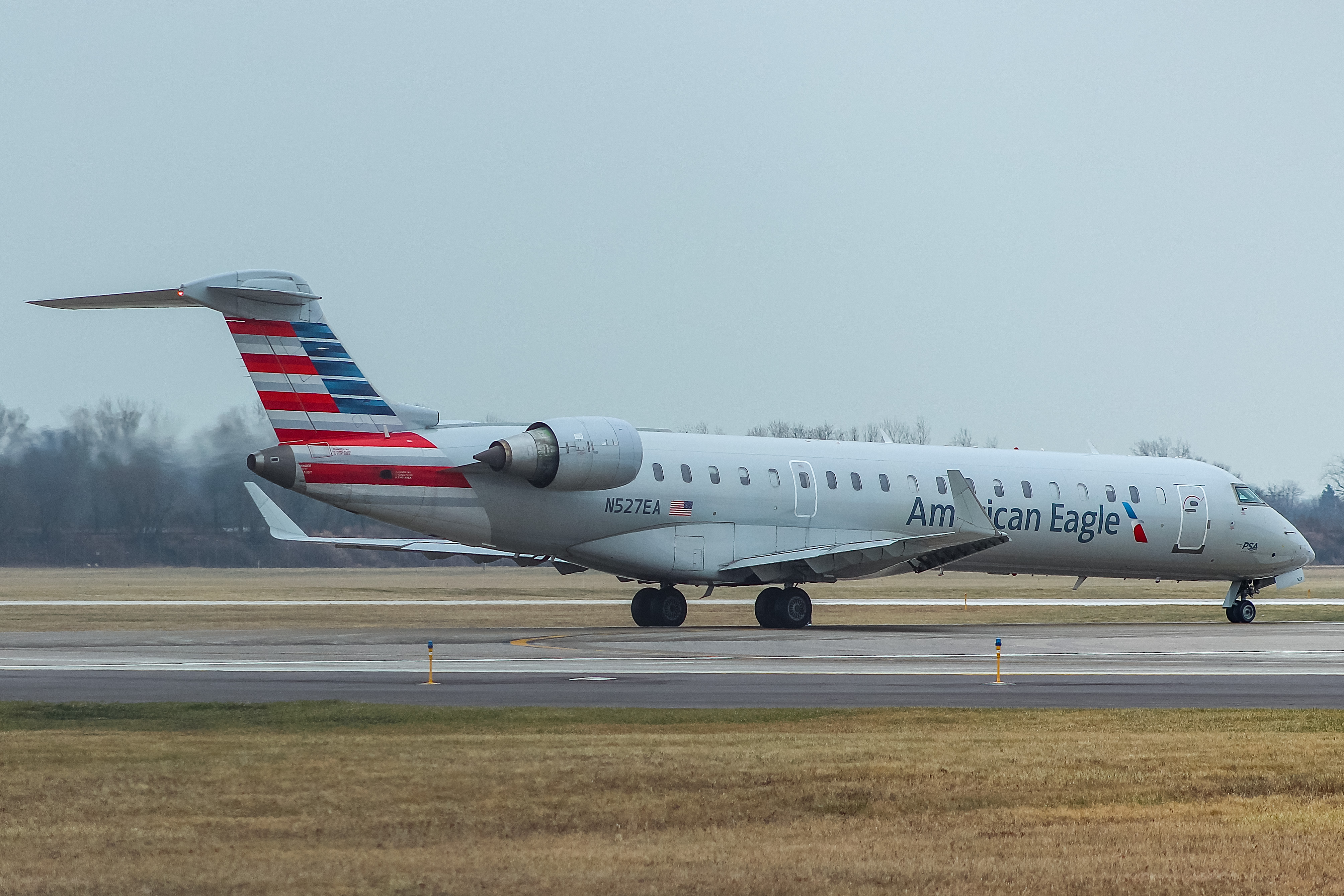 Full size: American Airlines Mitsubishi CRJ-700 N527EA at General Mitchell International Airport