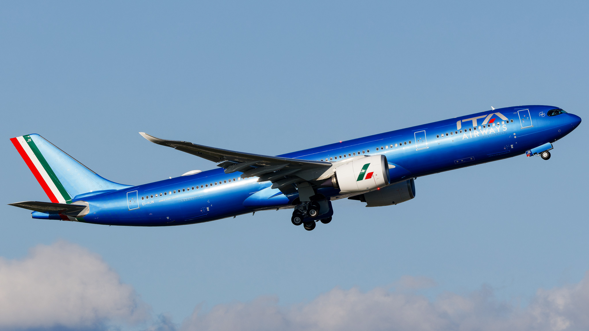 Full size: ITA Airways Airbus A330-900 EI-HJN at Tampa International Airport