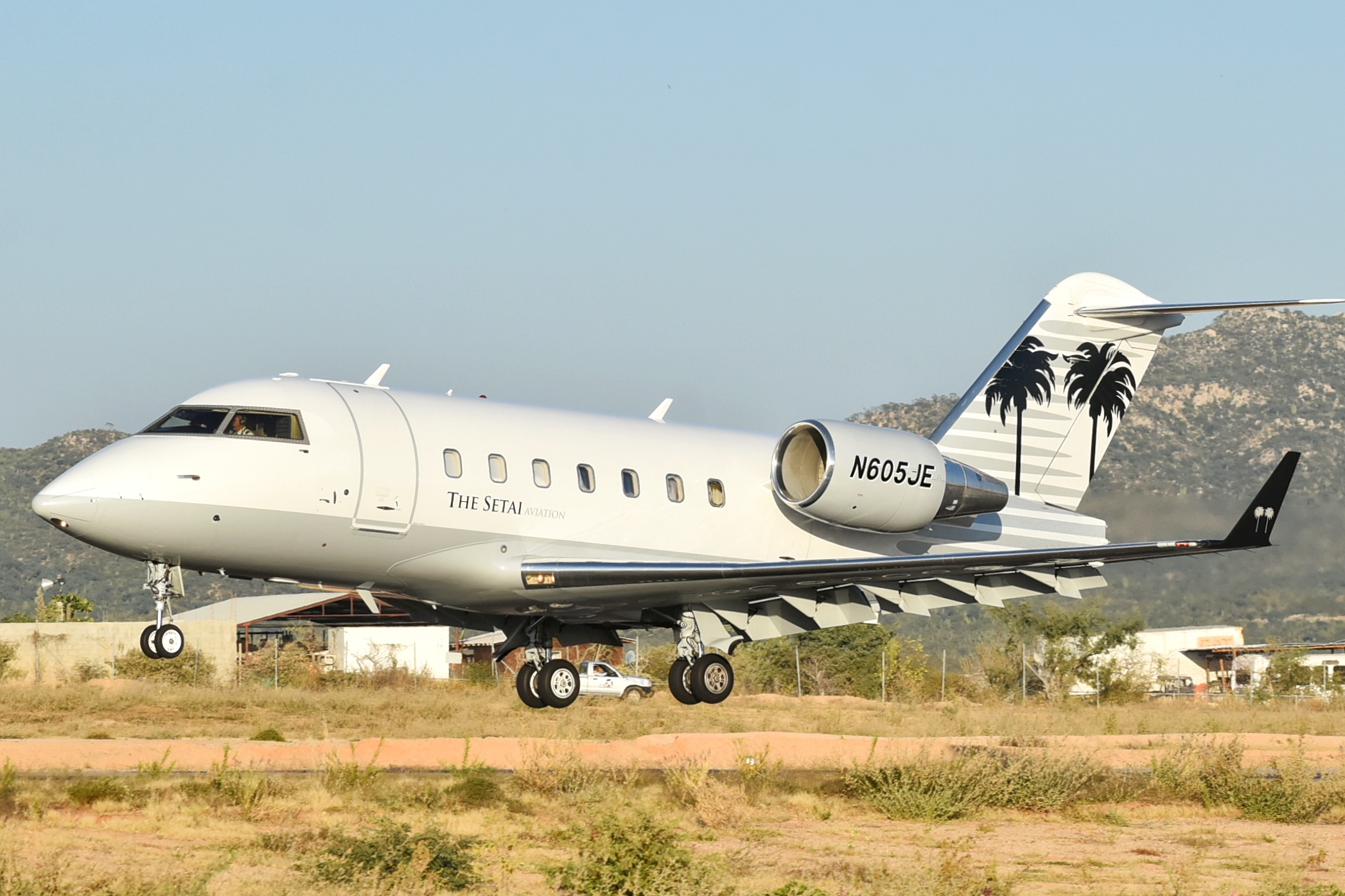 Full size: PRIVATE Bombardier Challenger 604 N605JE at Aeropuerto de Cabo San Lucas Internacional