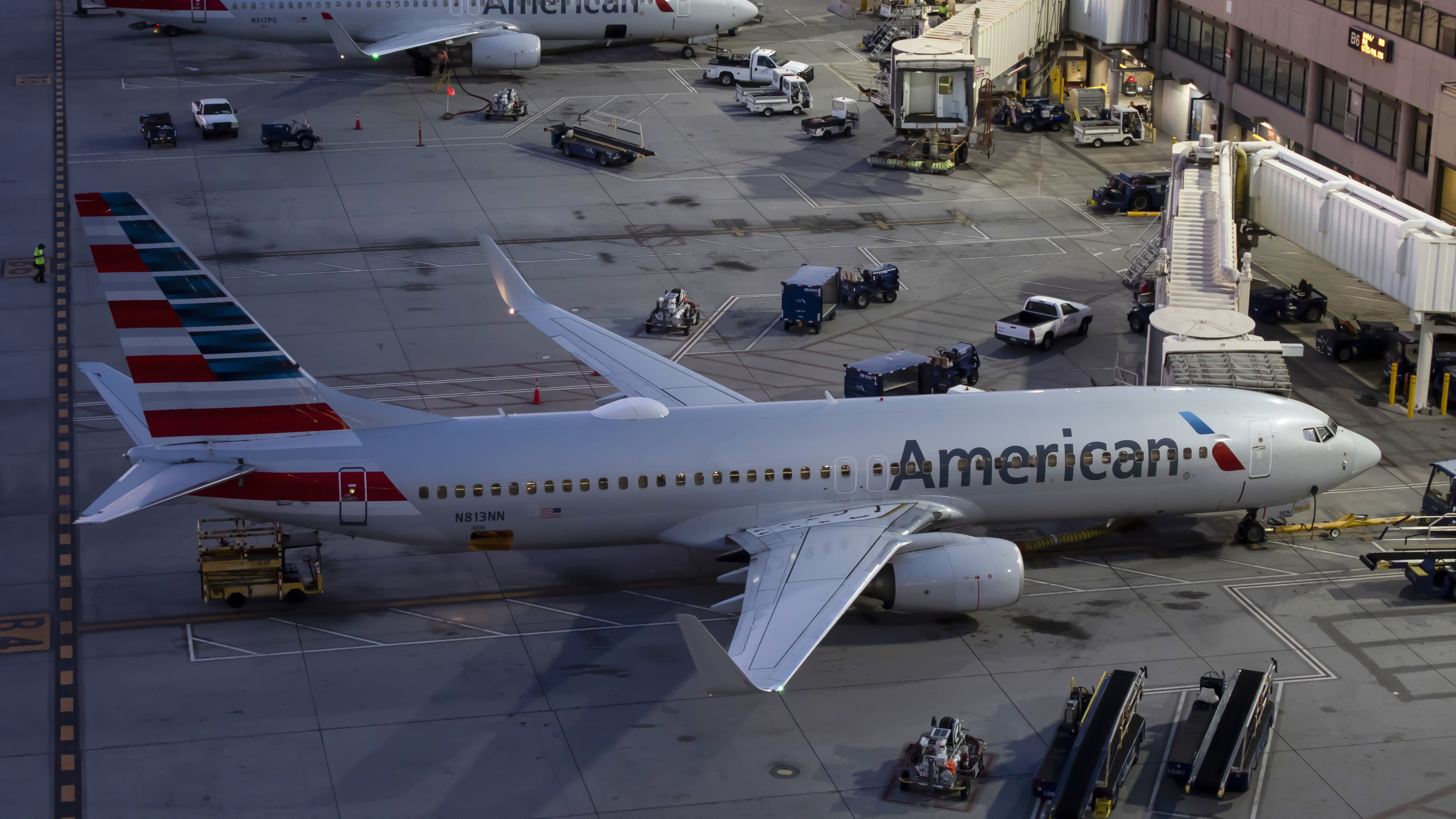 Full size: American Airlines Boeing 737-800 N813NN at Phoenix Sky Harbor International Airport