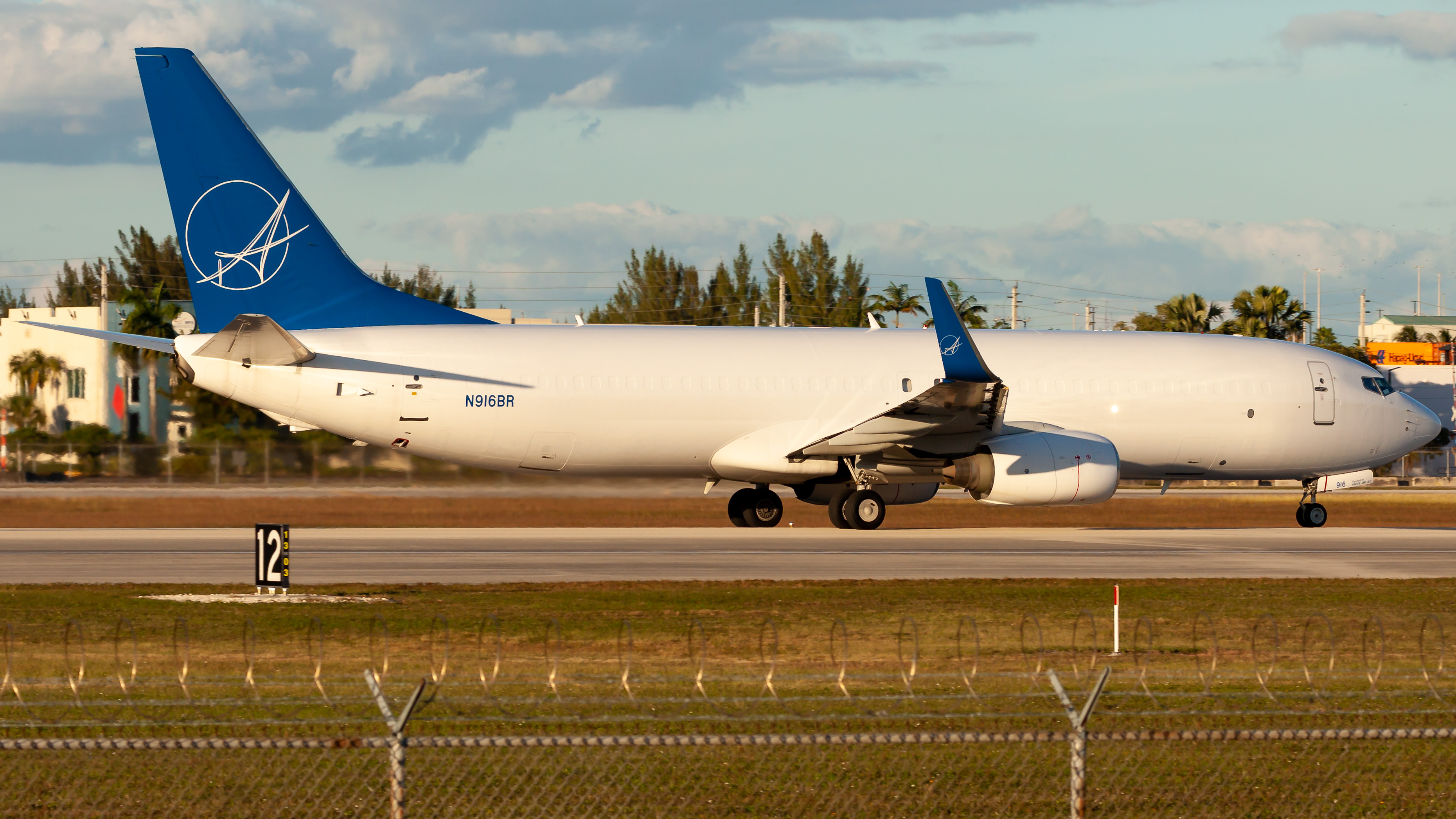 Full size: iAero Airways Boeing 737-800 N916BR at Miami International Airport